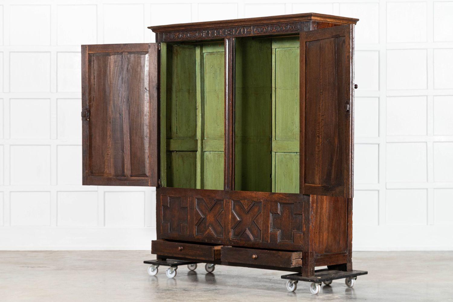 Grande armadio nuziale inglese del primo Settecento in Oak intagliato in vendita 2