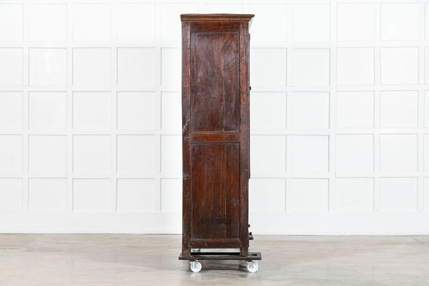 Grande armadio nuziale inglese del primo Settecento in Oak intagliato in vendita 4
