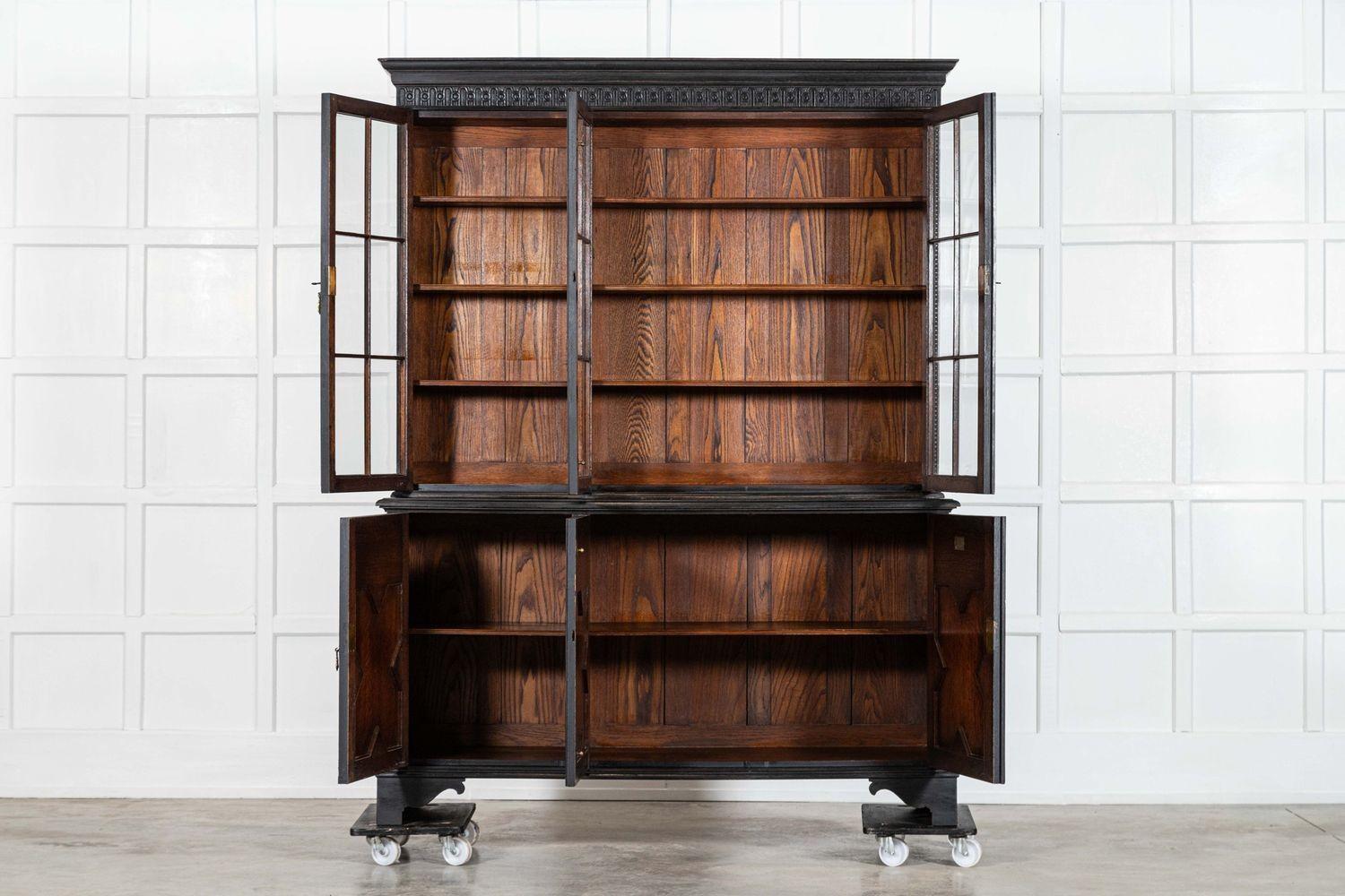 circa 1900
Grande armadio inglese in rovere ebanizzato Waring & Gillows
sku 2008
Insieme W154 x D48 x H202 cm
Base L152 x P48 x H86 cm
Profondità interna della base 38 cm
Top L154 x P32 x H116 cm
Profondità del ripiano interno superiore 22.5 cm
Peso