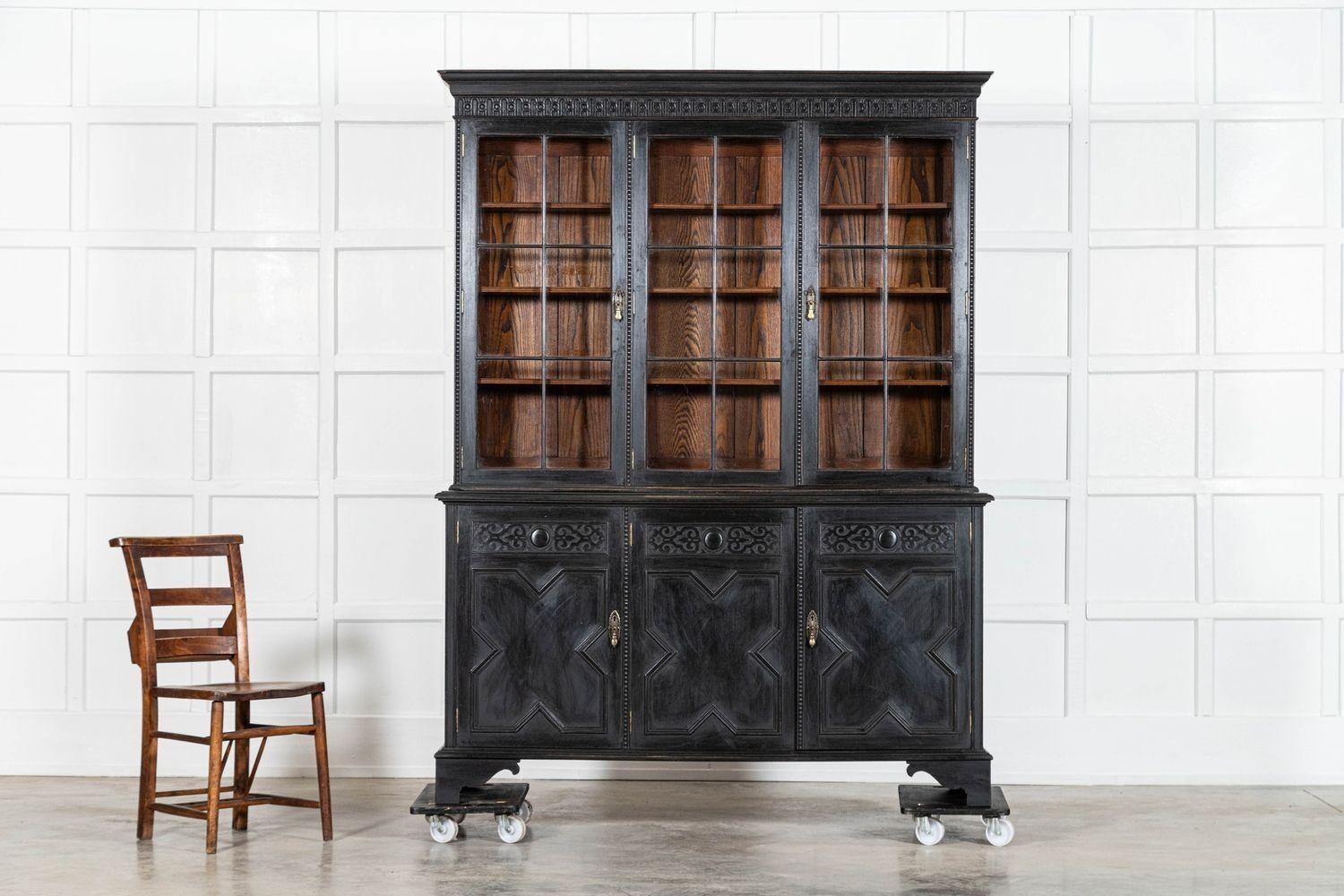 XX secolo Grande armadio inglese in rovere ebanizzato Waring & Gillows in vendita