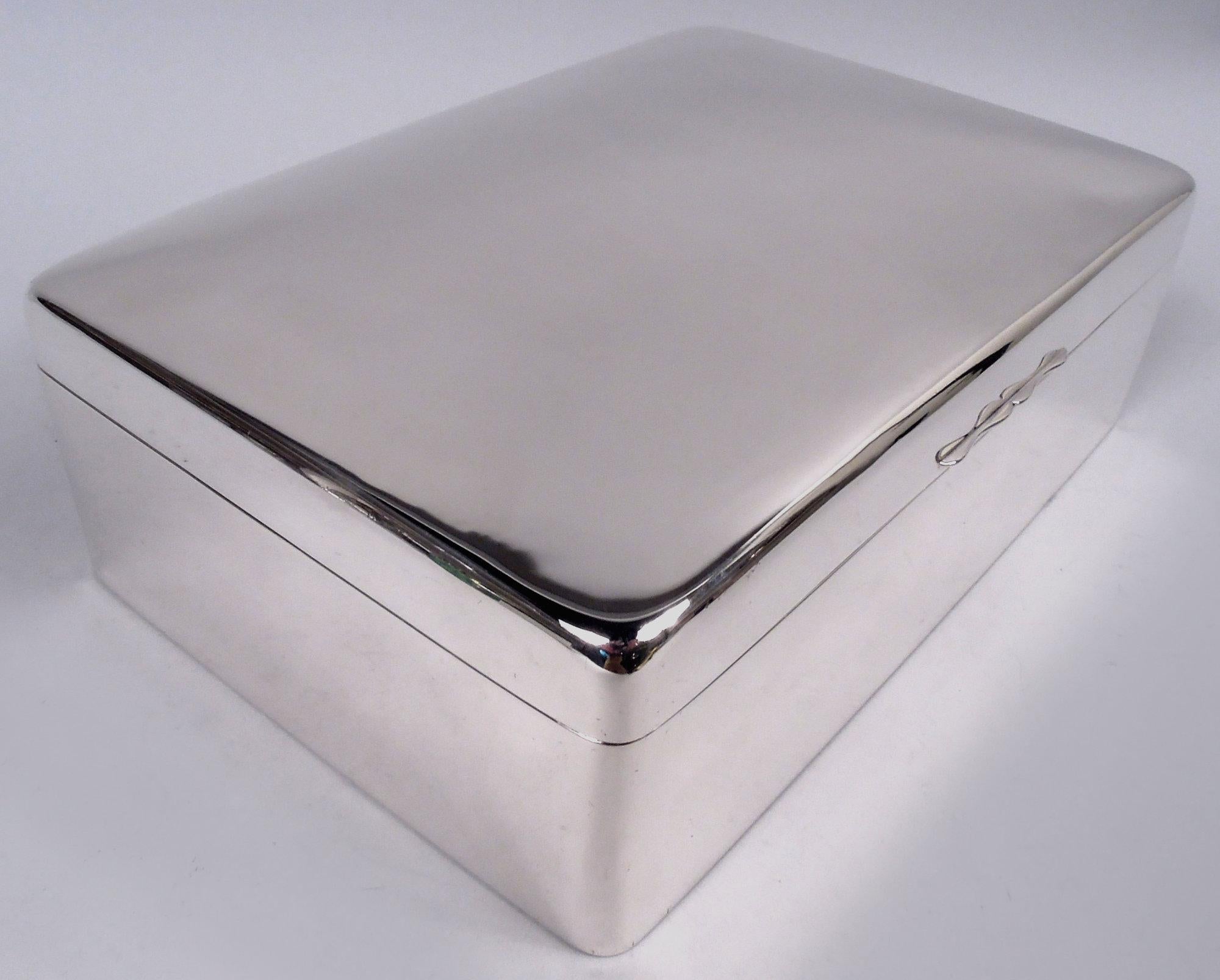 Large English Edwardian Sterling Silver Box, 1902 In Good Condition In New York, NY