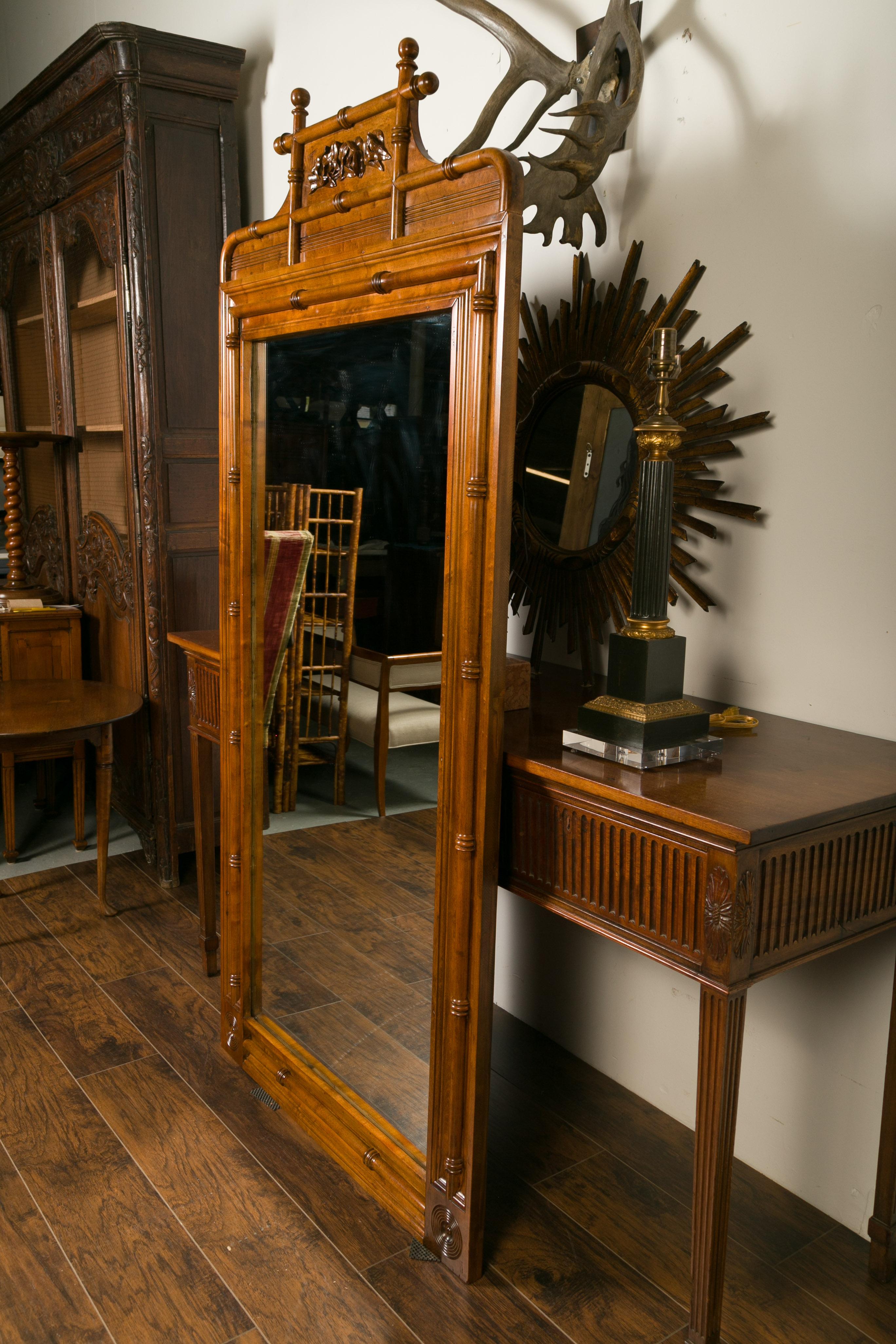 Grand miroir anglais en noyer faux-bambou des années 1900 avec lierre sculpté en vente 5