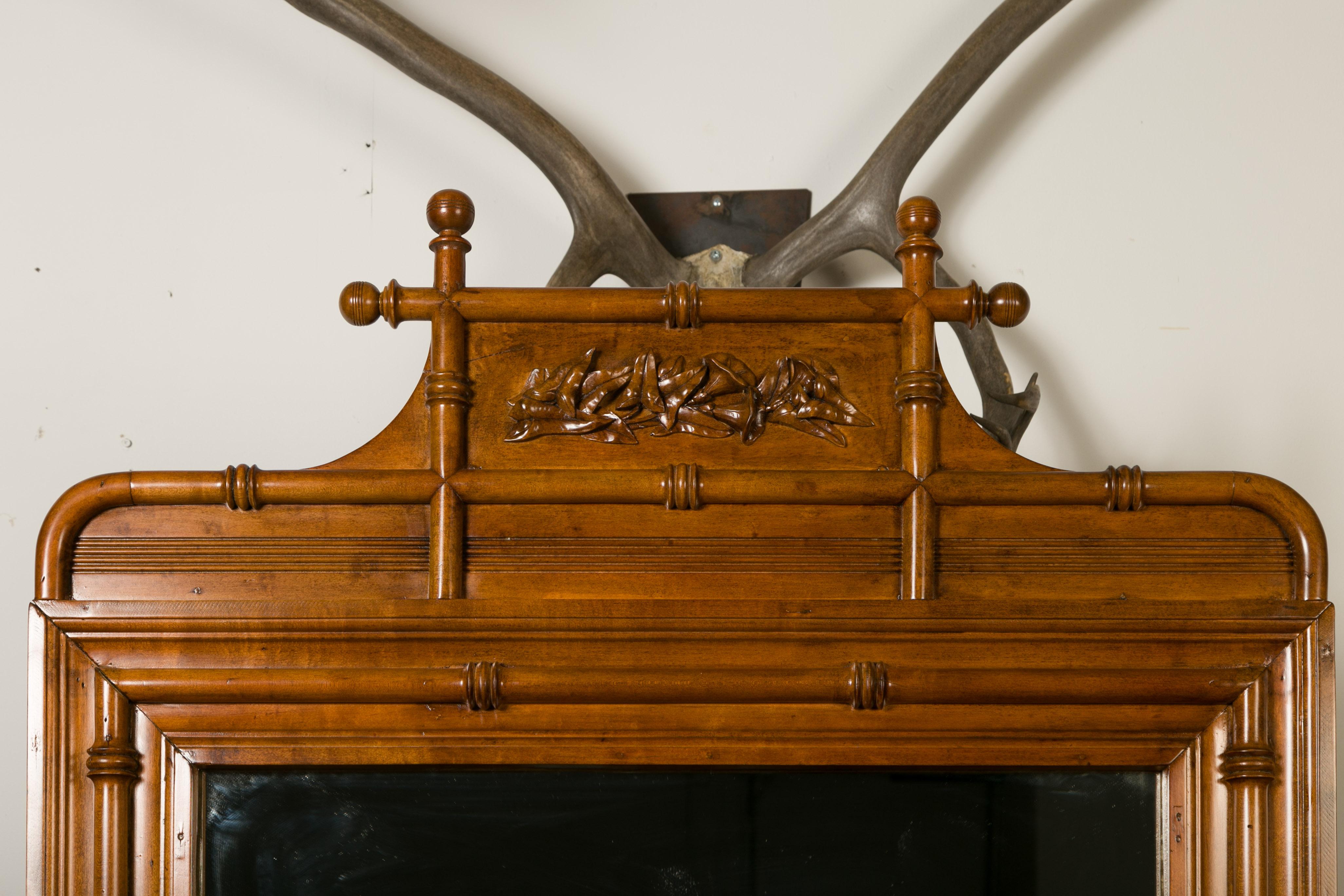 Inglese Grande specchio inglese in finto bambù e noce fatto di porte del 1900 con edera intagliata in vendita