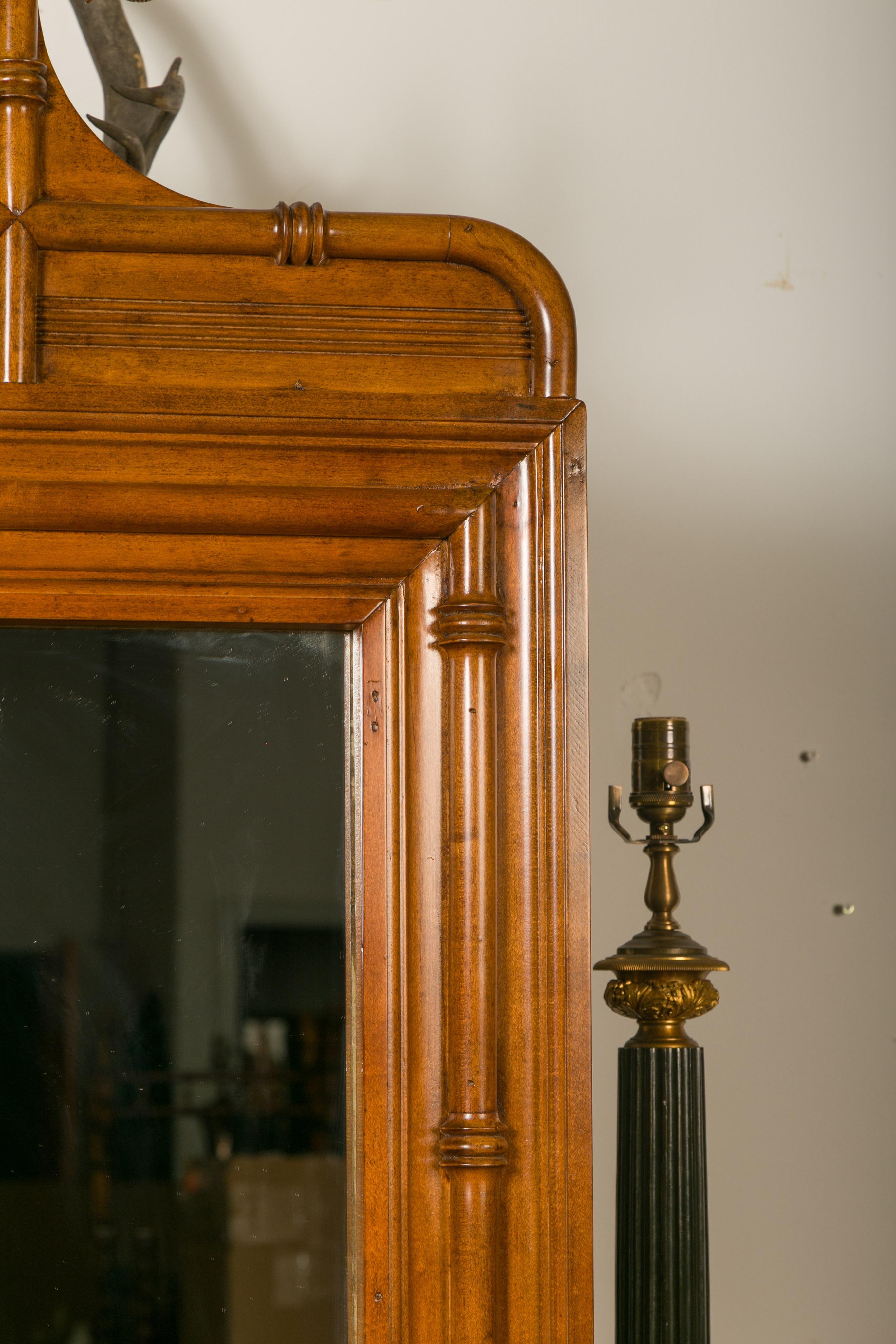 Finto bambù Grande specchio inglese in finto bambù e noce fatto di porte del 1900 con edera intagliata in vendita