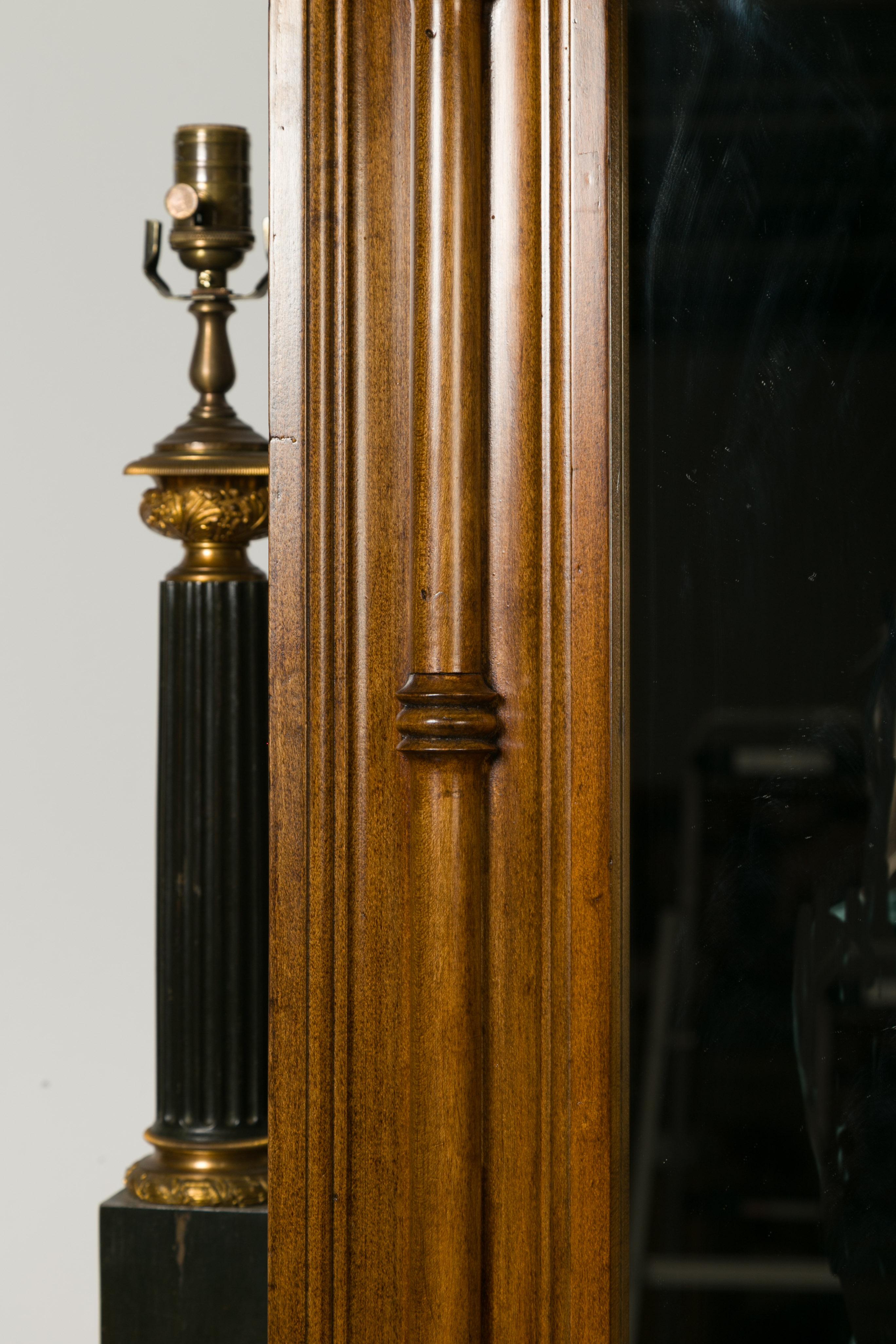 Imitation bambou Grand miroir anglais en noyer faux-bambou des années 1900 avec lierre sculpté en vente
