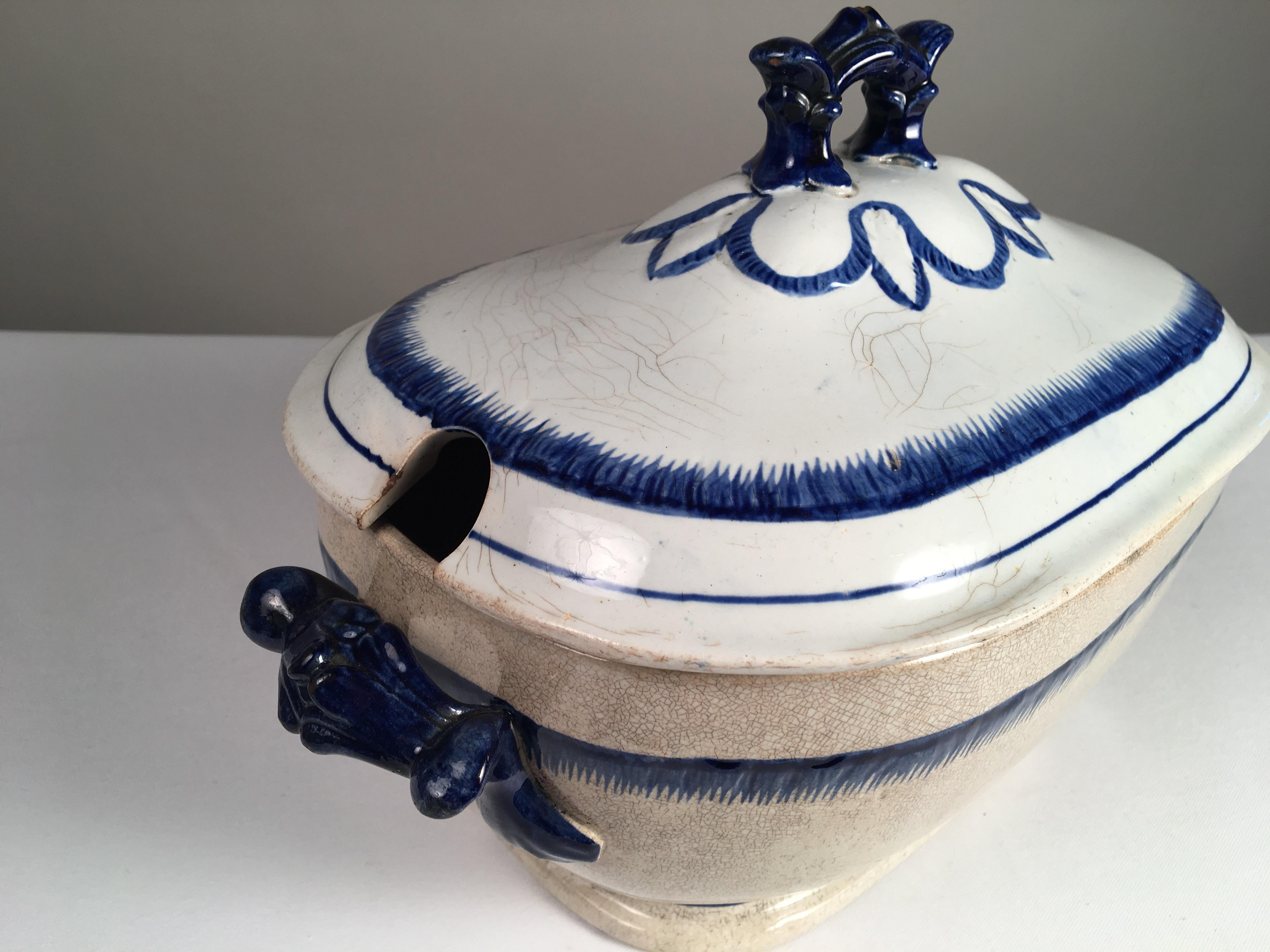 Large English Featherware Soup Tureen, 19th Century In Good Condition In Doylestown, PA