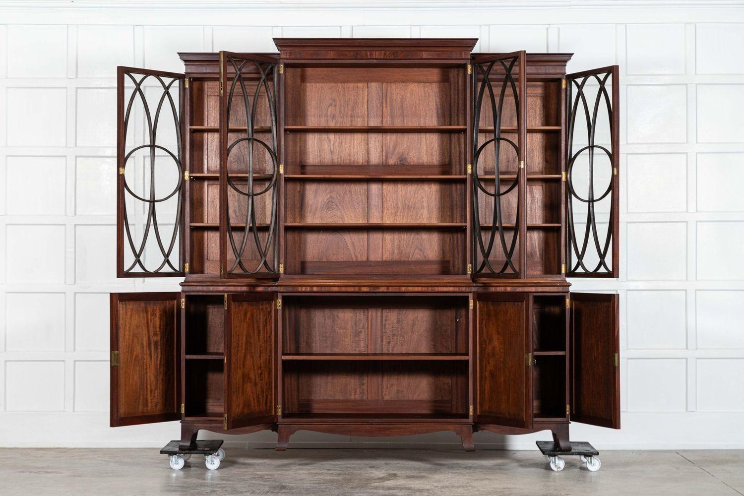 circa 1920
Grande libreria a parete in mogano a fiamma inglese
Un esempio eccezionale
sku 2018
Insieme L213 x P44 x H219 cm
Base L209 x P44 x H89 cm
Profondità del ripiano interno della sezione destra della base 33 cm
Profondità del ripiano interno