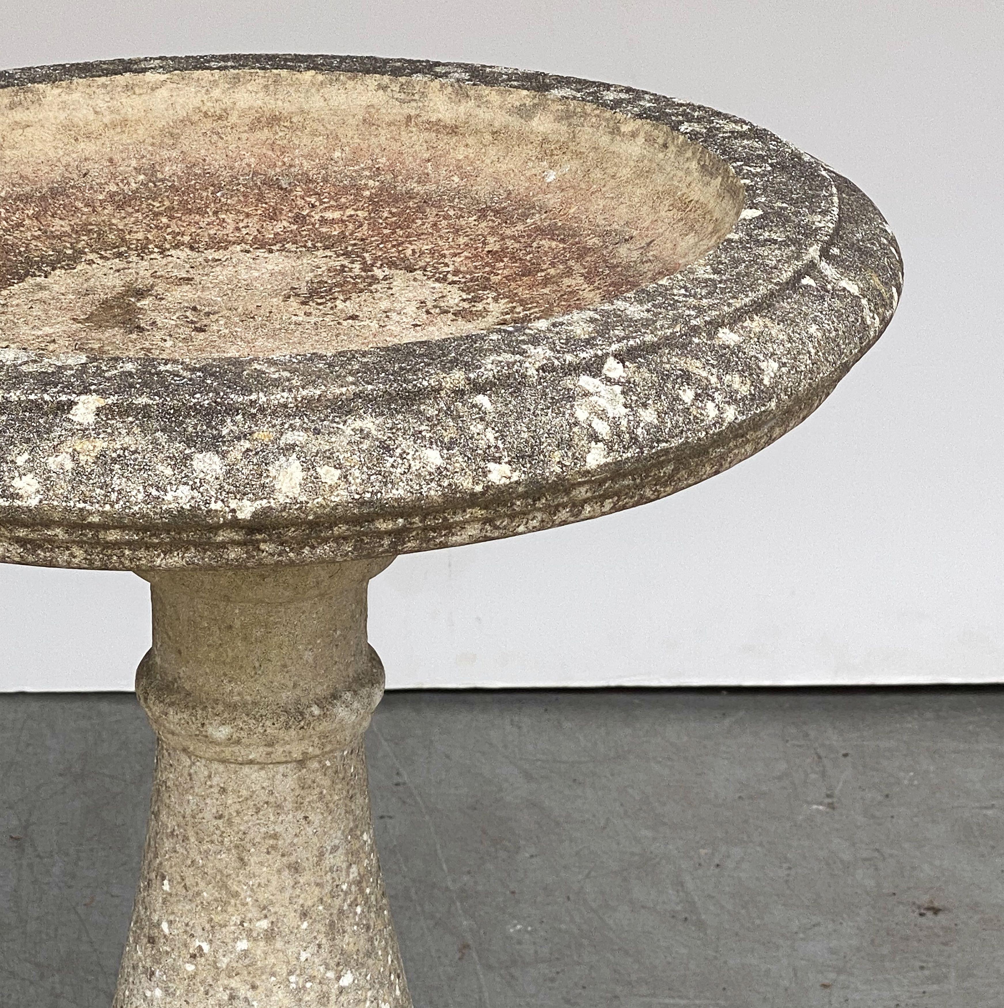 Large English Garden Stone Bird Bath In Good Condition In Austin, TX