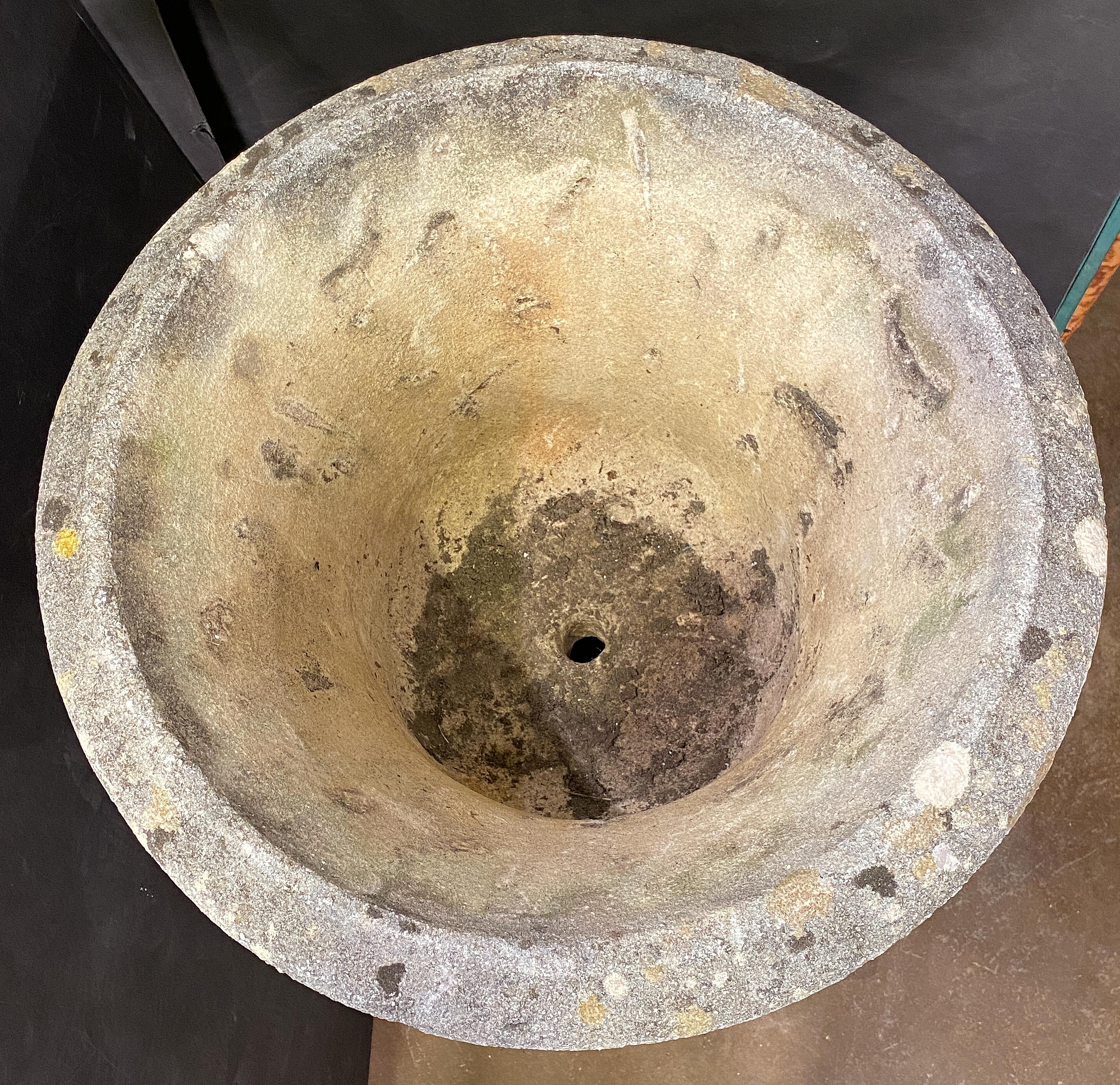 Große englische Garten Stein Campana Urne oder Pflanzgefäß Topf auf quadratischen Sockel im Angebot 3