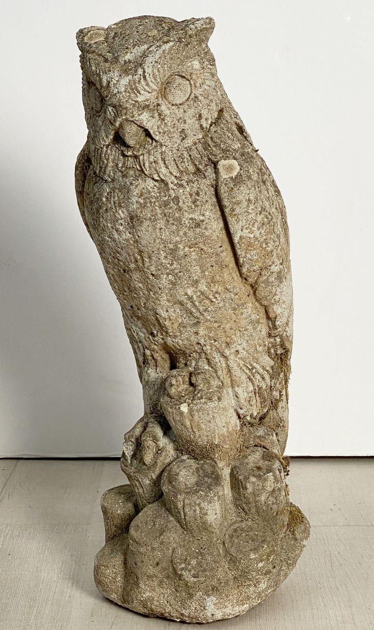 A large English garden ornamental figure of an owl - in the round - of composition stone. (Measure: H 17 1/4).
Featuring fine detail to the eyes and feathers, roosting on a faux bois base.

Perfect for a garden room or conservatory.