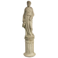 Grande statue en pierre de jardin anglaise représentant une jeune fille sur un piédestal à colonnes (H 59 1/4)