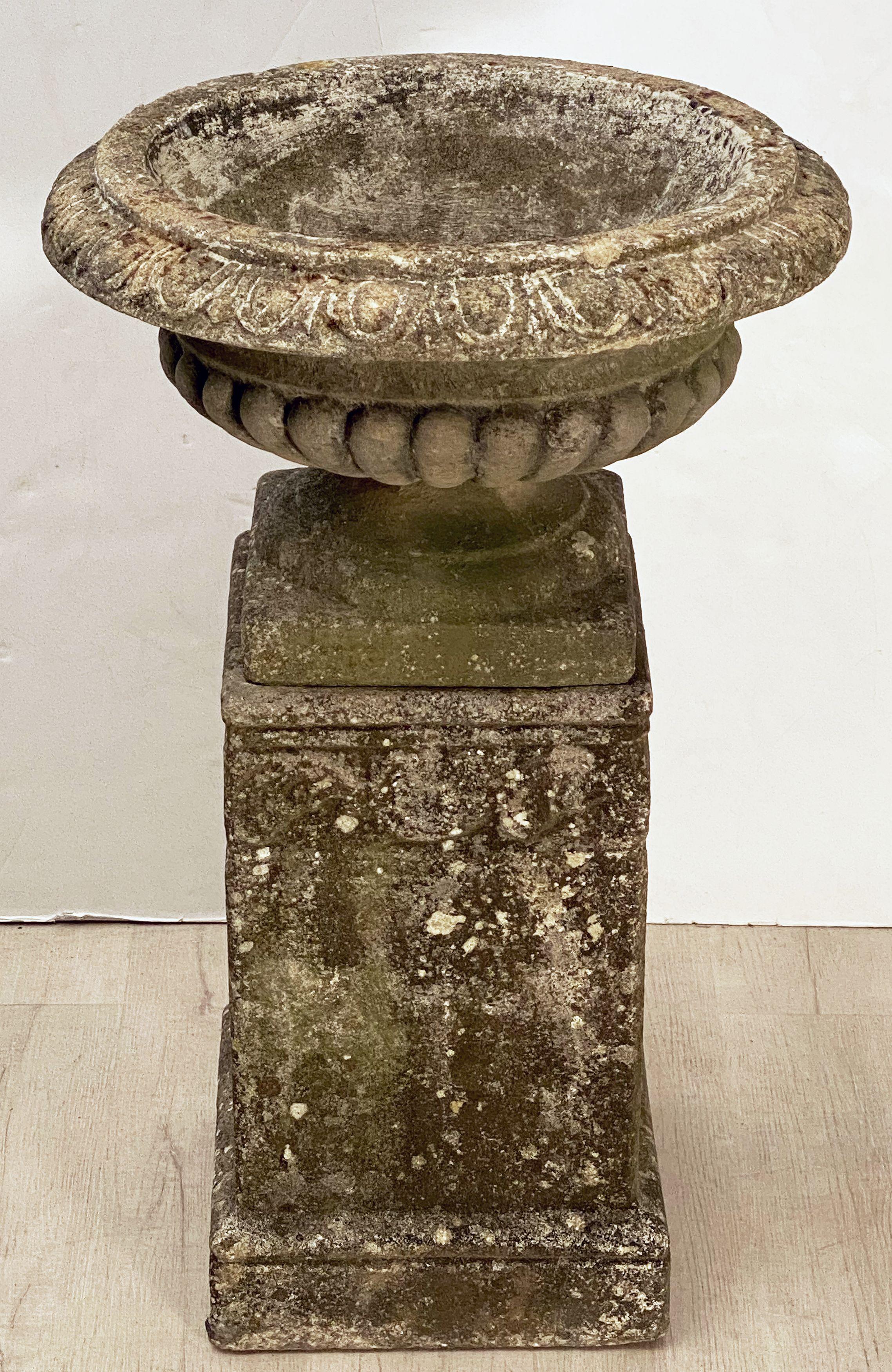 Romain classique Urne ou pot de fleurs en pierre de jardin anglais sur socle dans le style Classic en vente