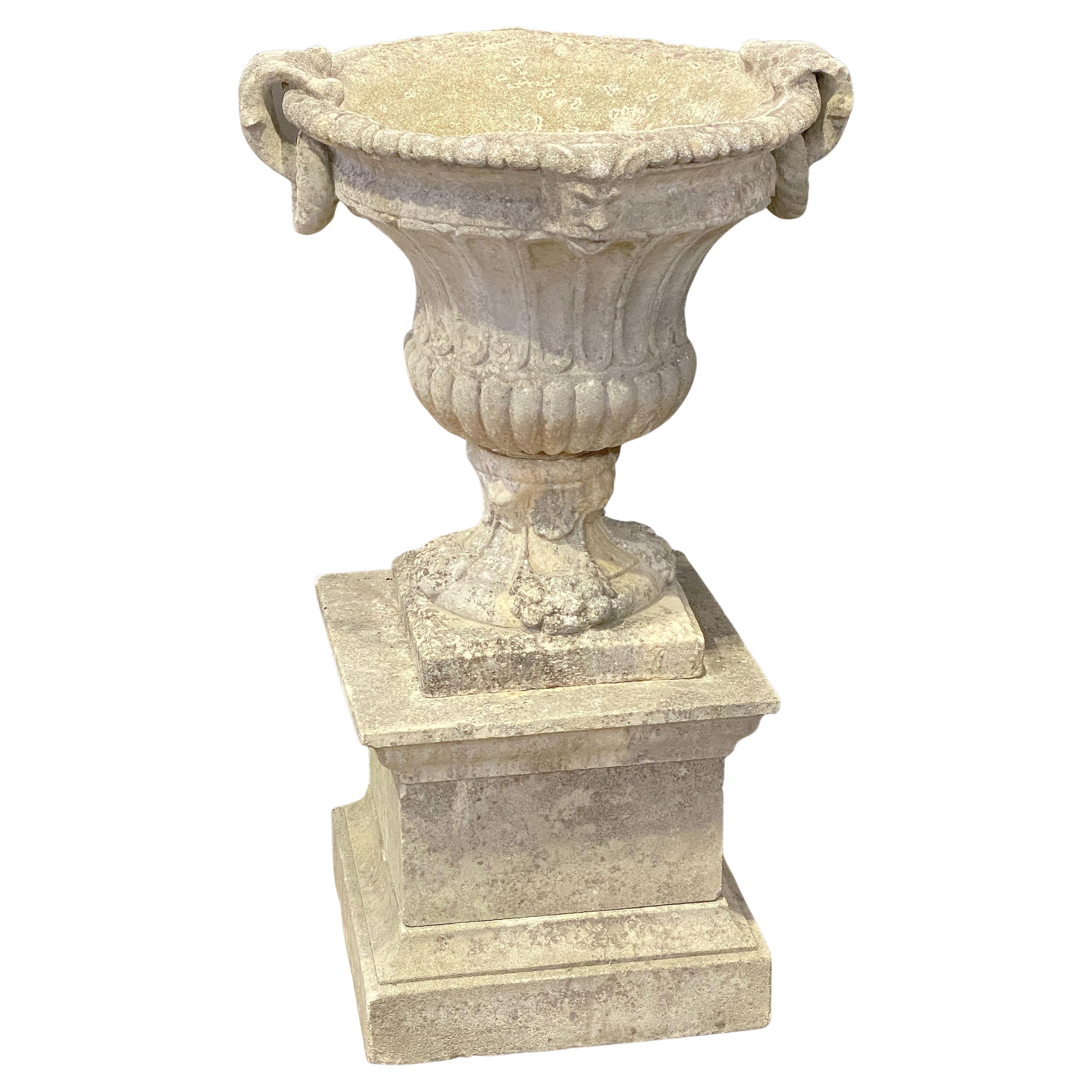 Grande urne ou jardinière anglaise en pierre sur socle carré
