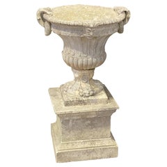 Grande urne ou jardinière anglaise en pierre sur socle carré