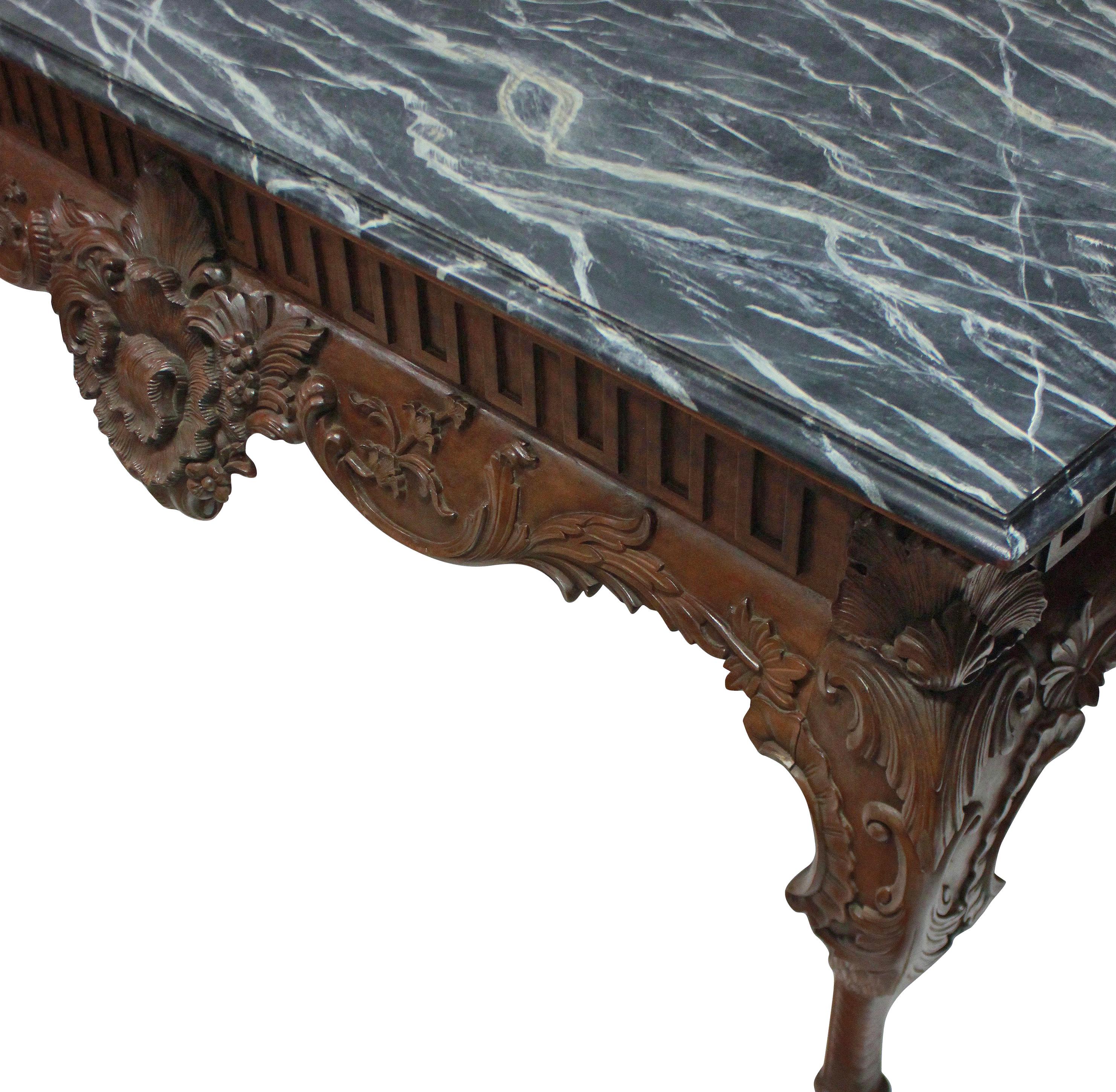 Großer englischer geschnitzter Mahagoni-Mitteltisch im Stil von George II (Mitte des 20. Jahrhunderts) im Angebot