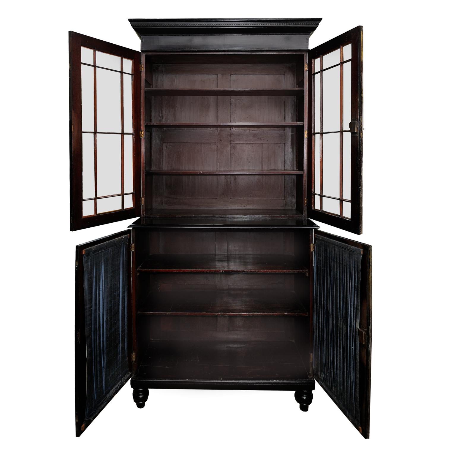 Large English George III Ebonised Library Bookcase, ​circa 1780 In Good Condition For Sale In Tetbury, Gloucestershire