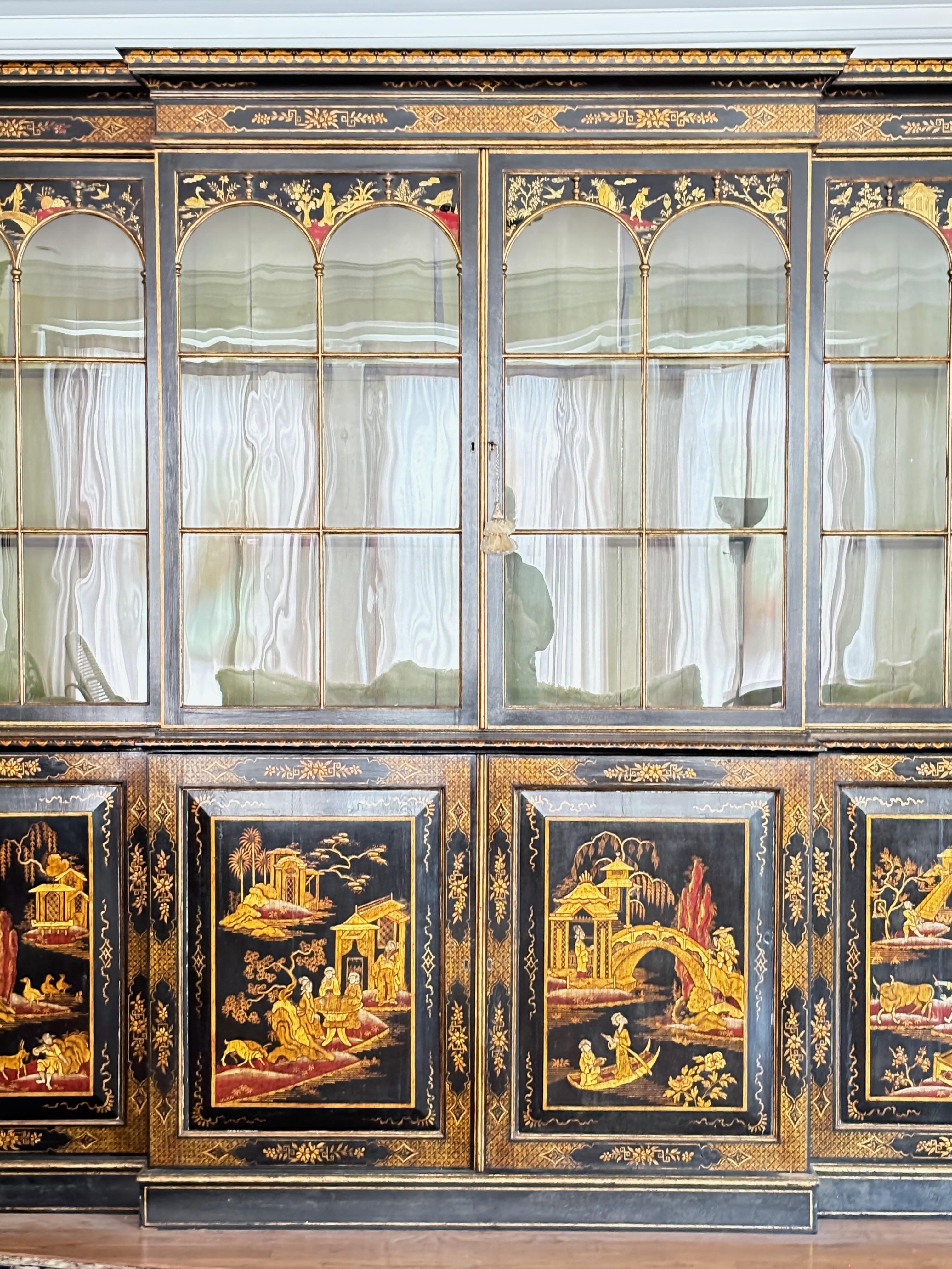George III anglais, grand modèle en japannage  / Armoire bibliothèque de façade Chinoiserie en vente 3