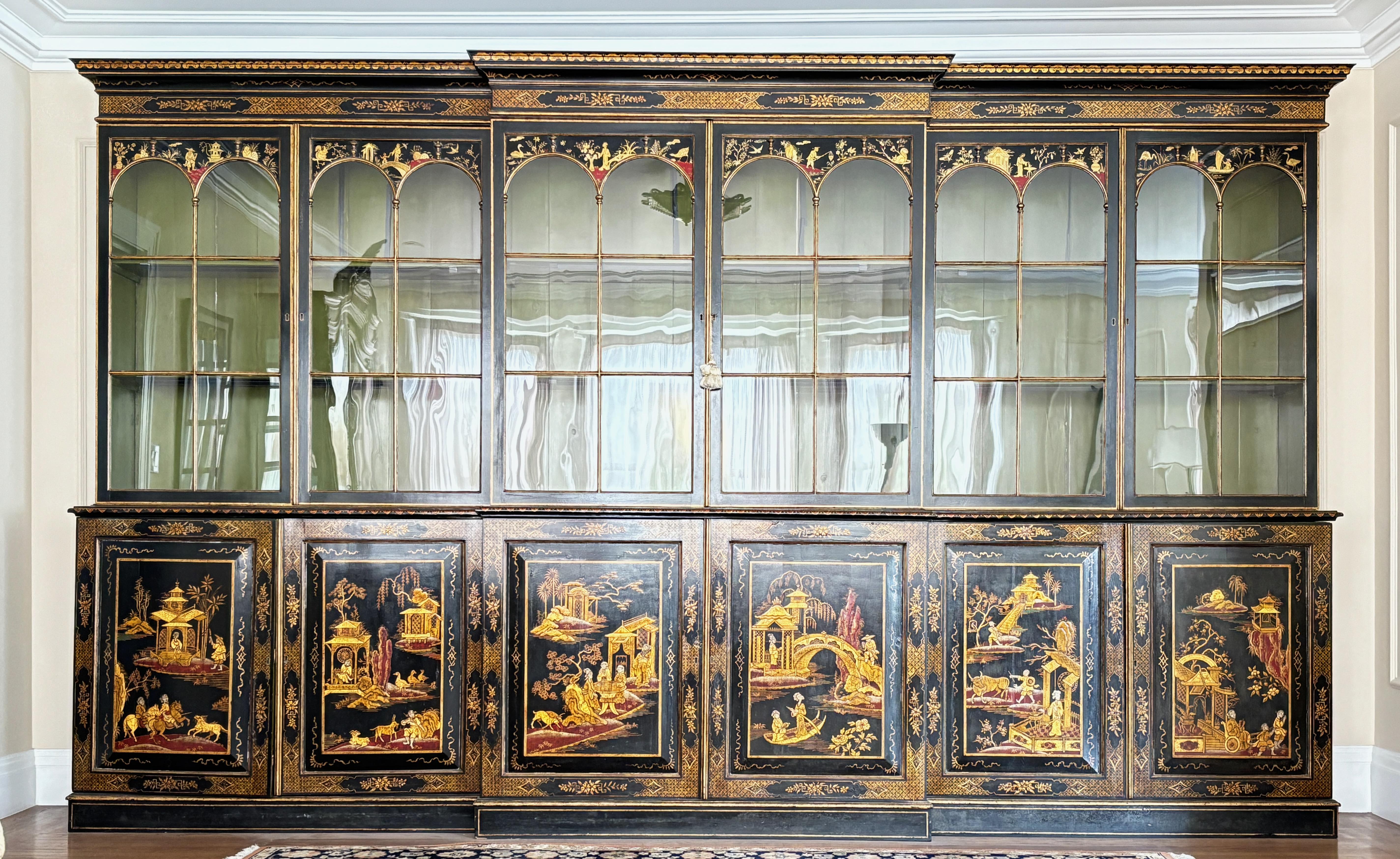 Grande et impressionnante armoire anglaise à façade brisée avec une interprétation anglaise classique d'un sujet et d'un design asiatiques peints sur un fond noir.
Construction modulaire ou segmentée. Se décompose en neuf morceaux distincts.
En