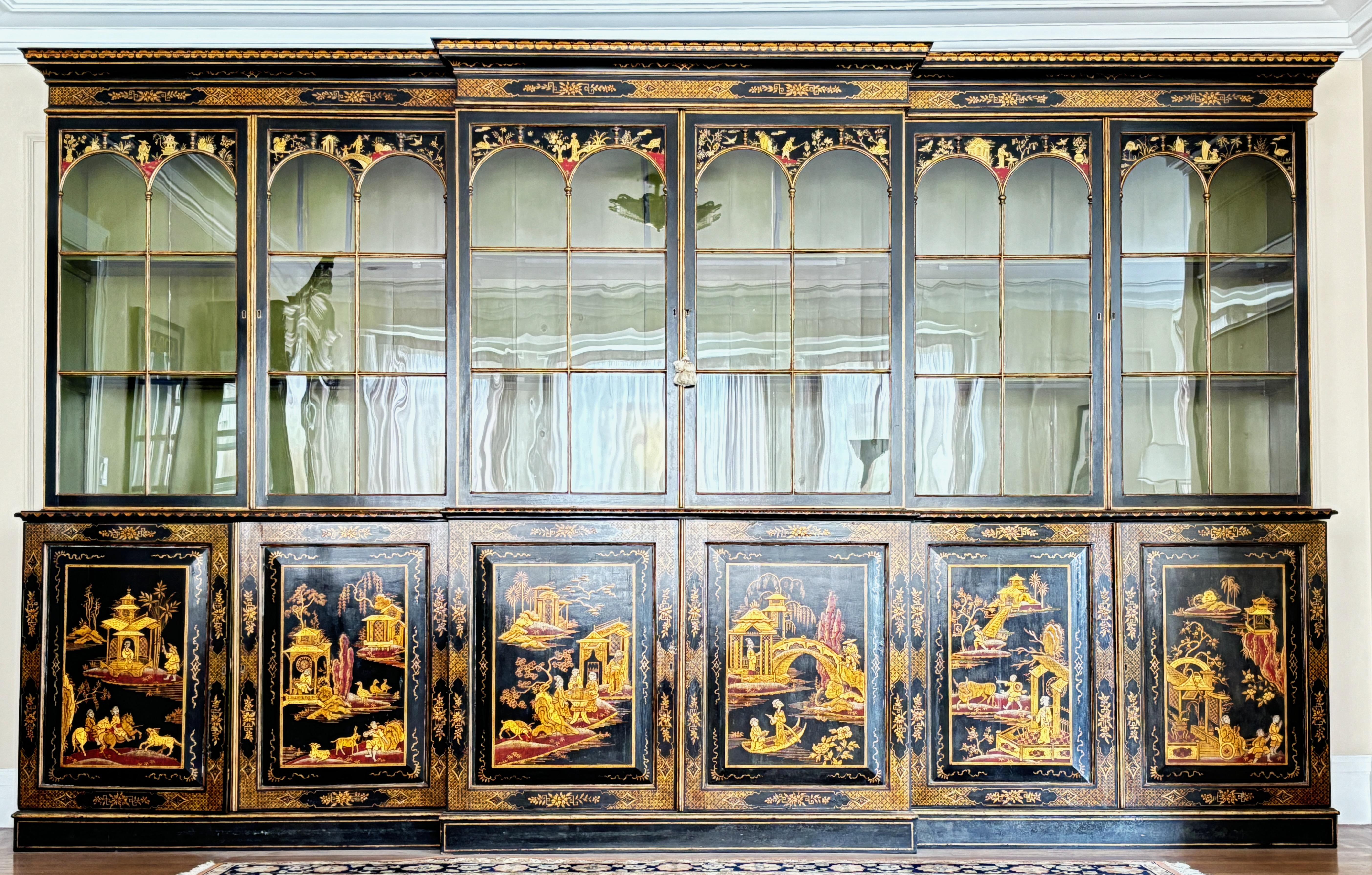 Anglais George III anglais, grand modèle en japannage  / Armoire bibliothèque de façade Chinoiserie en vente