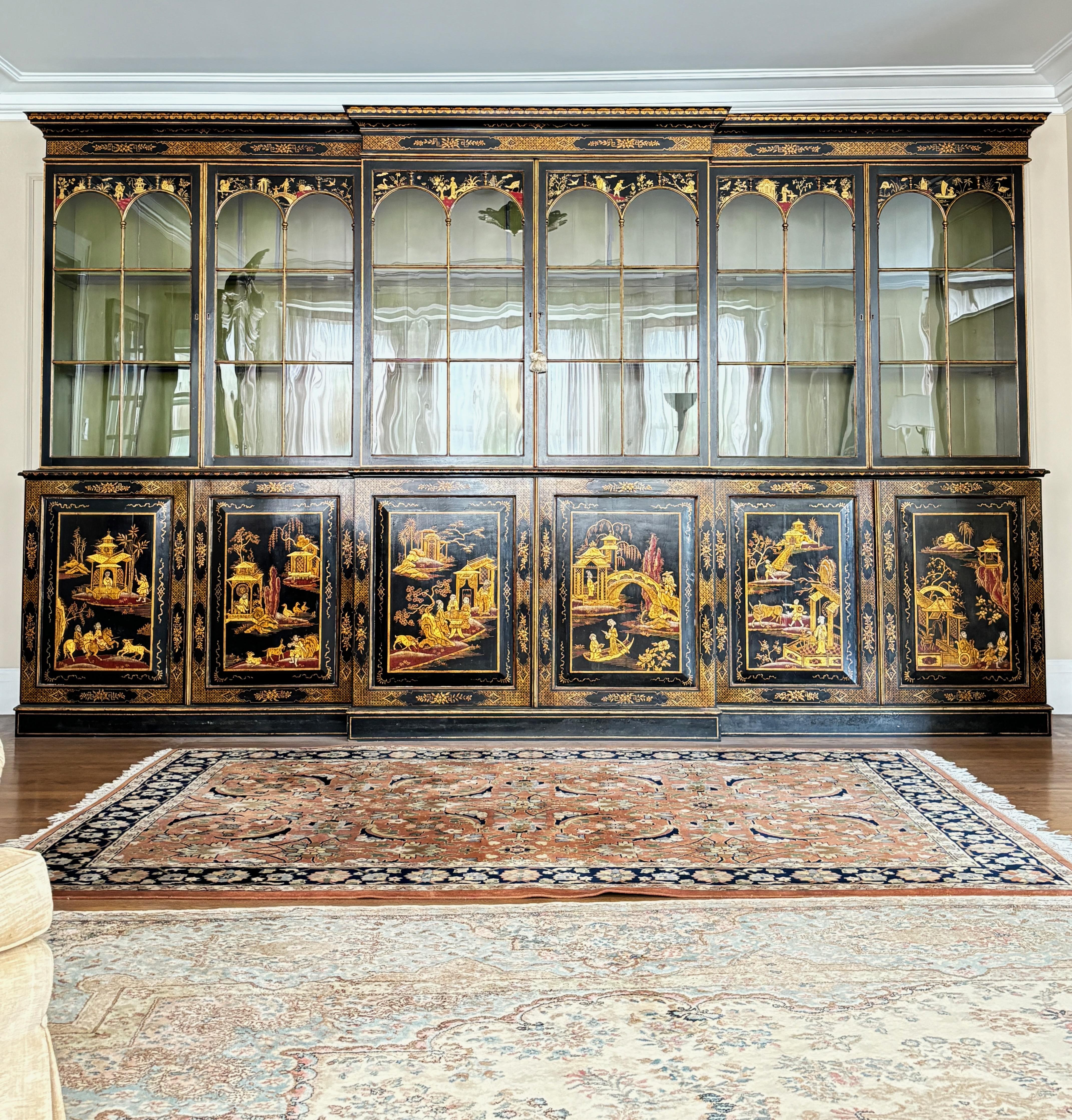 Peint à la main George III anglais, grand modèle en japannage  / Armoire bibliothèque de façade Chinoiserie en vente