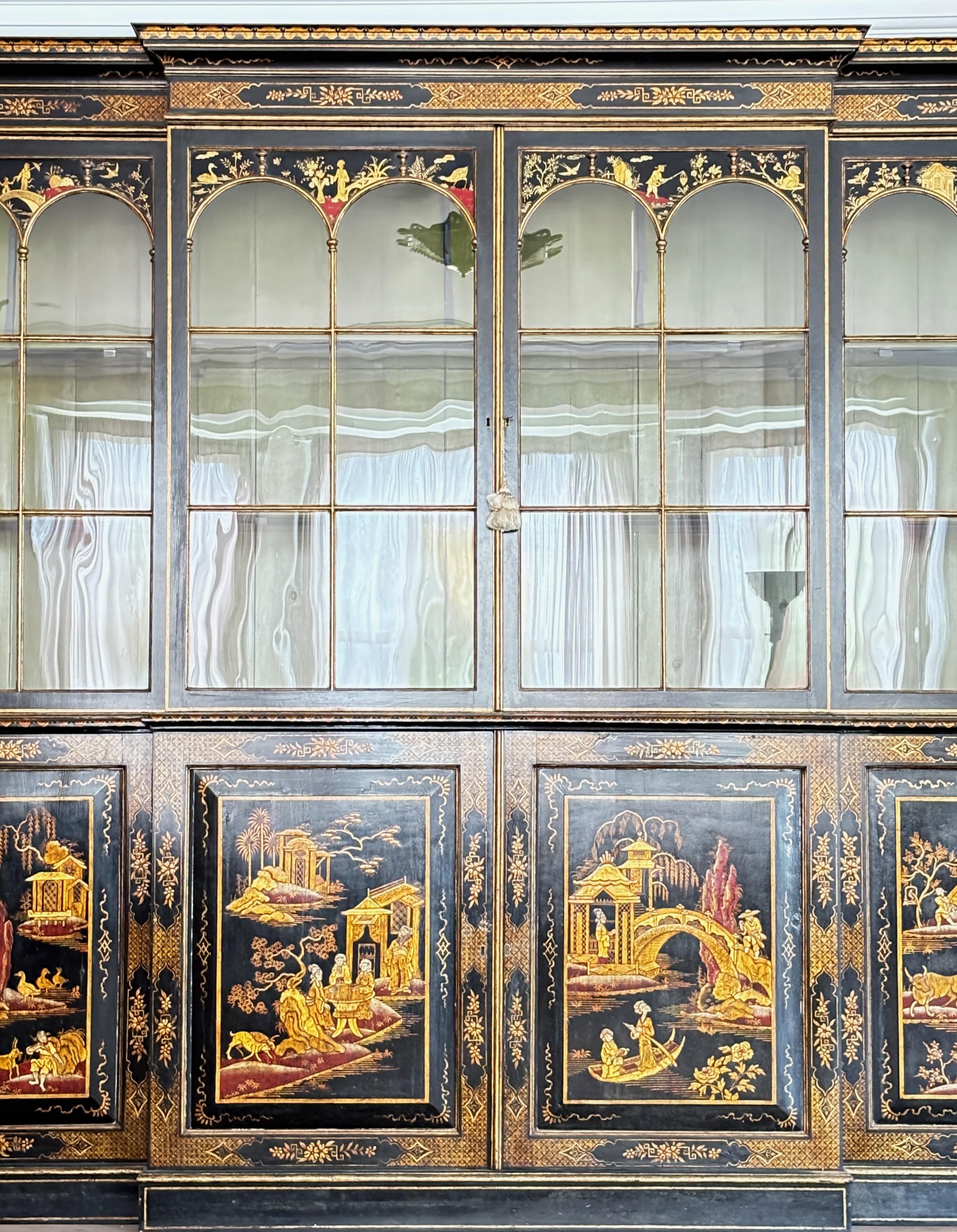 George III anglais, grand modèle en japannage  / Armoire bibliothèque de façade Chinoiserie Bon état - En vente à San Francisco, CA