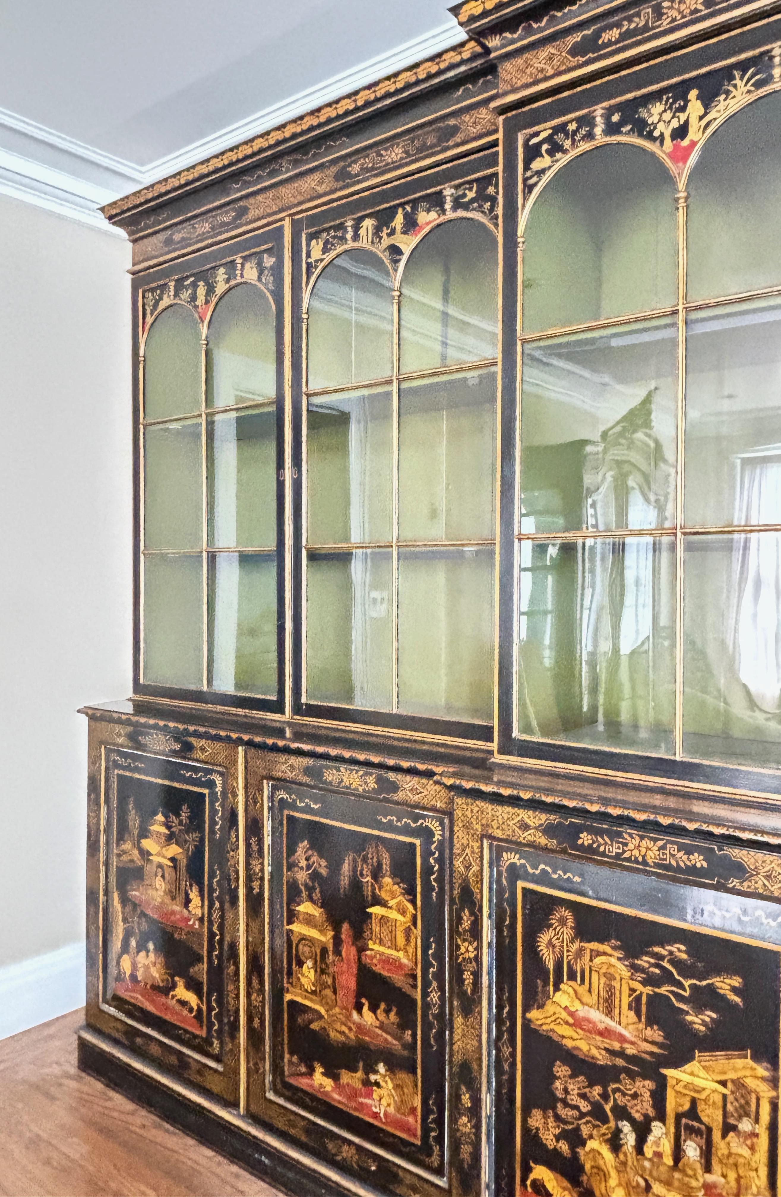 XIXe siècle George III anglais, grand modèle en japannage  / Armoire bibliothèque de façade Chinoiserie en vente