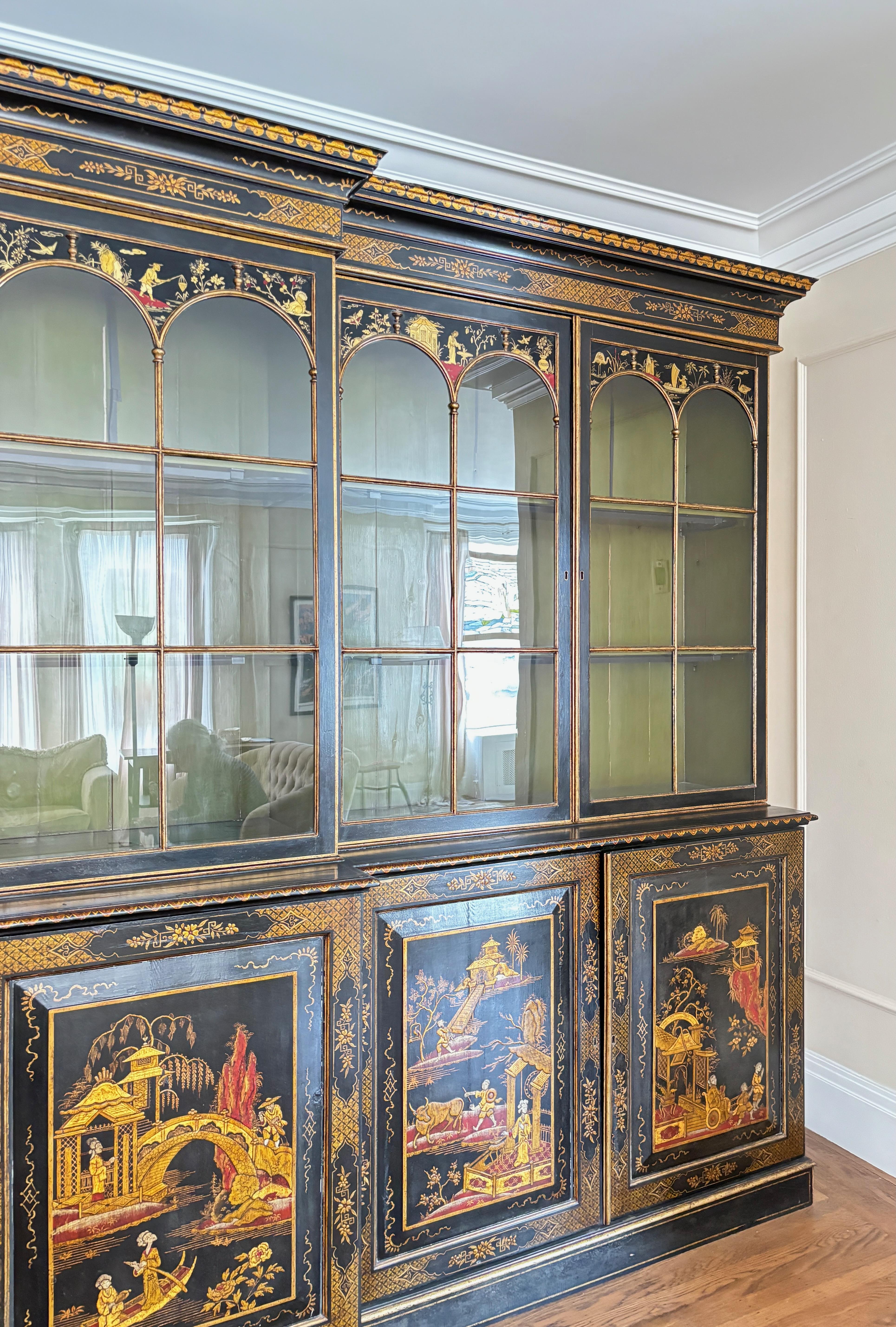 Verre George III anglais, grand modèle en japannage  / Armoire bibliothèque de façade Chinoiserie en vente