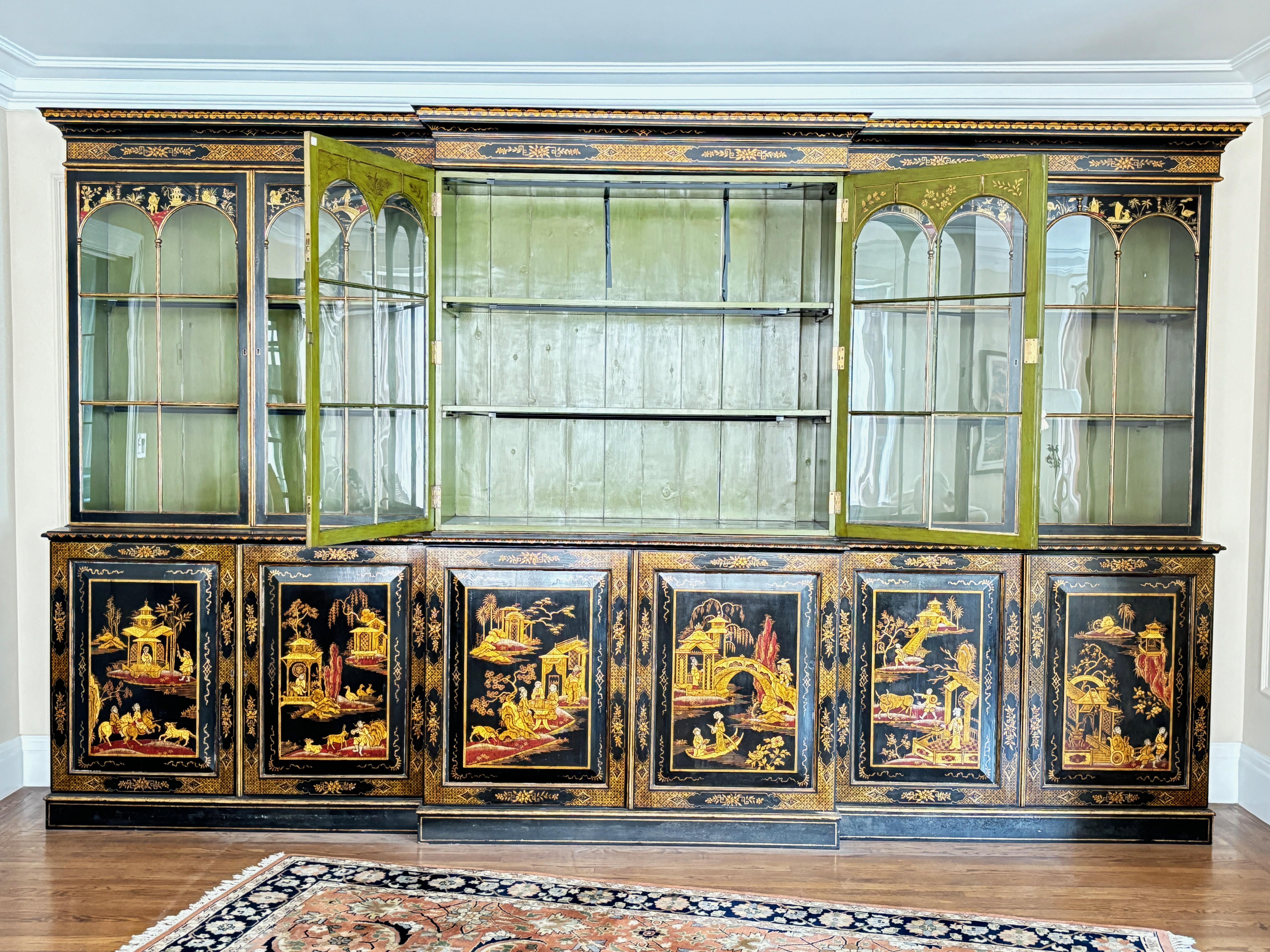 George III anglais, grand modèle en japannage  / Armoire bibliothèque de façade Chinoiserie en vente 2