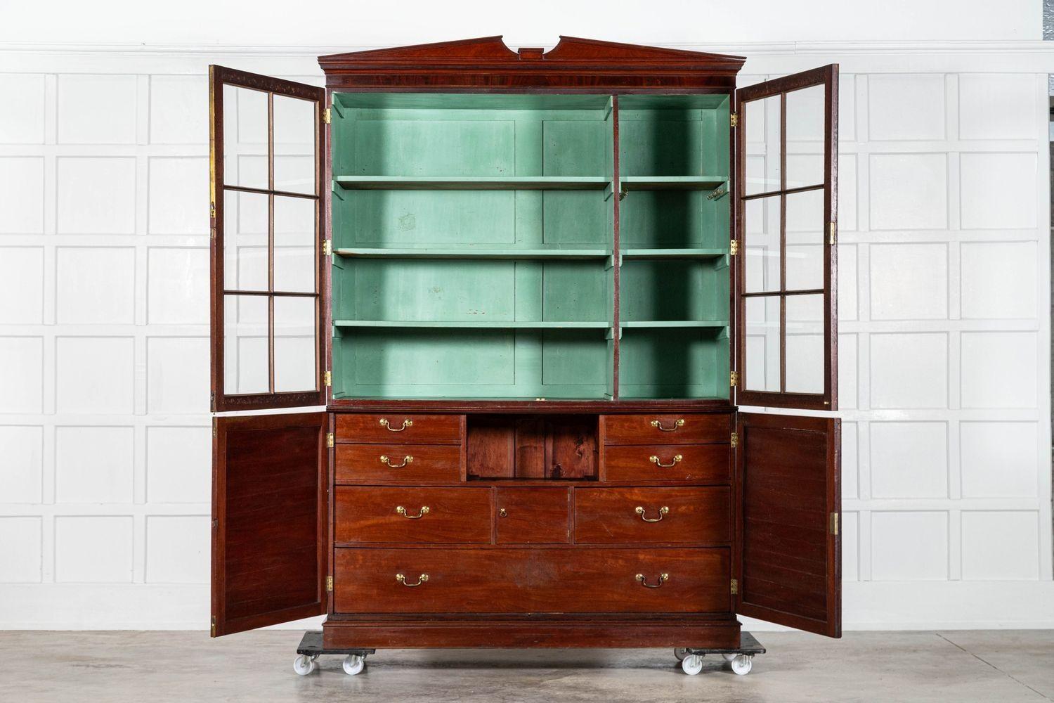 circa 1800
George Large, mobile da stiro inglese in mogano smaltato di George III
sku 1987
Insieme L162 x P59 x H223 cm
Base L159 x P55 x H92 cm
Top L162 x P59 x H131 cm
Profondità del ripiano interno superiore 44 cm
Peso 158 kg