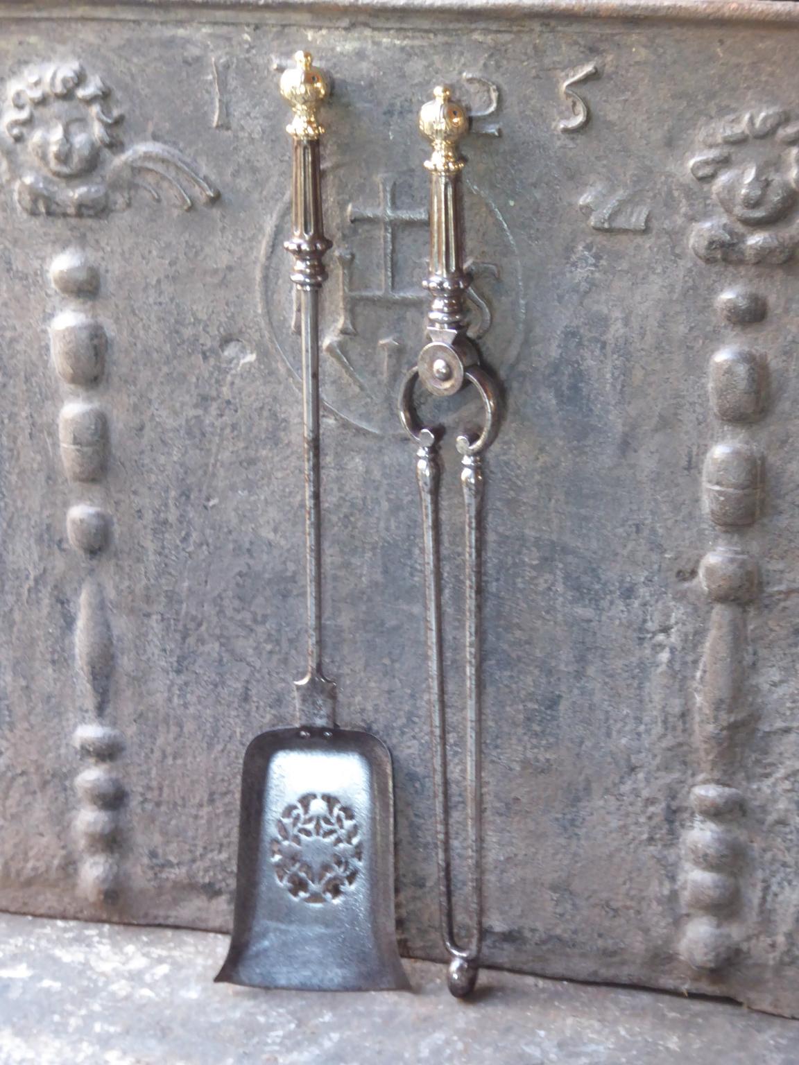 Set of two large English Georgian fireplace tools made of polished steel with polished brass handles, 19th century. The fire tool set is in a good condition and is fully functional.








