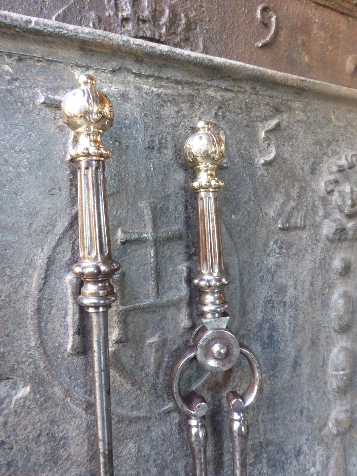 Grand ensemble d'outils de cheminée ou de fers à repasser anglais de style géorgien:: 19e siècle Bon état - En vente à Amerongen, NL