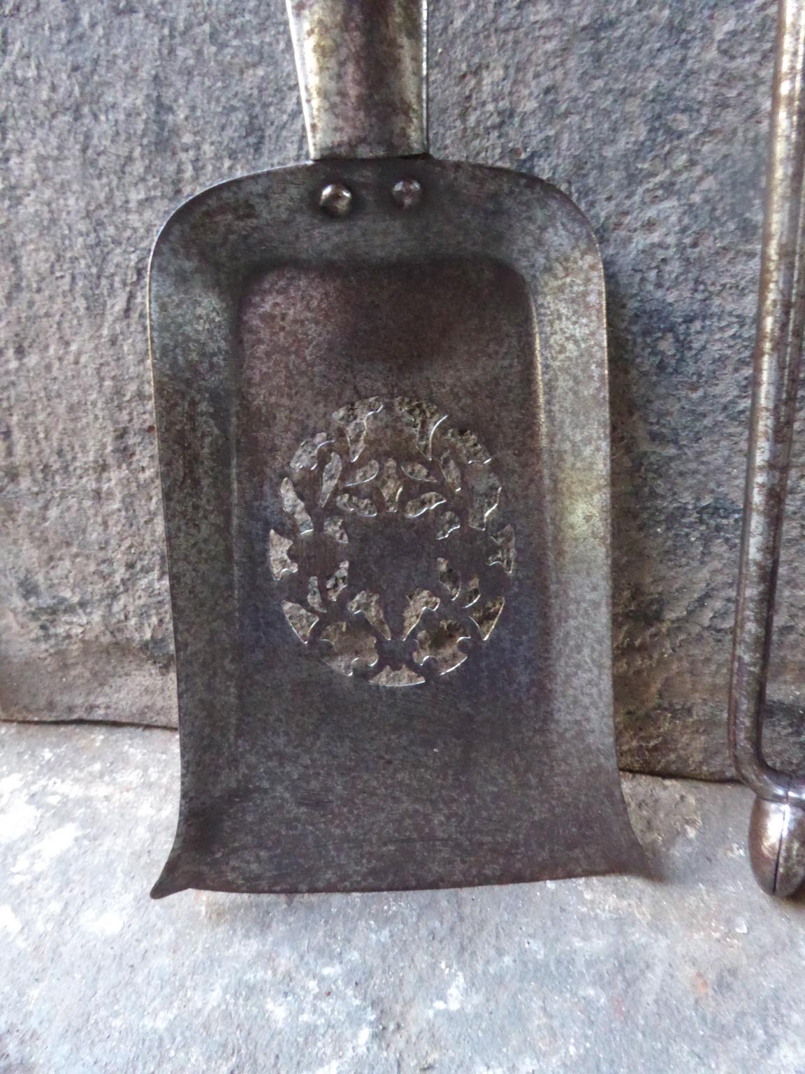 Grand ensemble d'outils de cheminée ou de fers à repasser anglais de style géorgien:: 19e siècle en vente 1