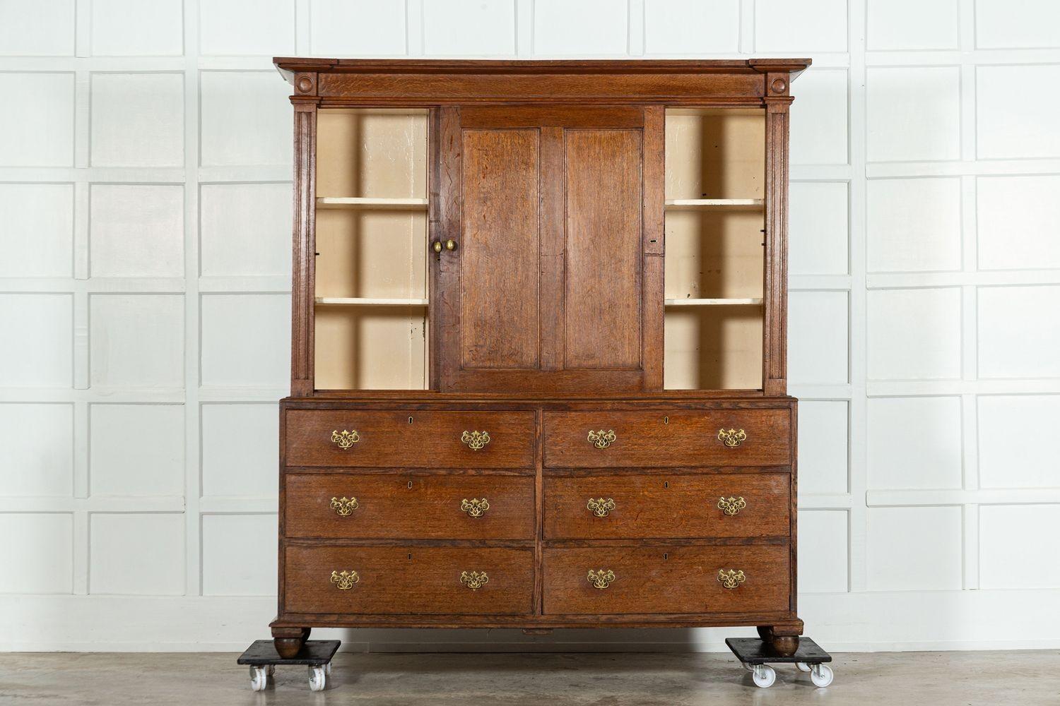um 1800
Großer englischer georgianischer Eichenschrank für Haushälterinnen
sku 1918
Sockel B173 x T53 x H85 cm
Platte B174 x T52 x H110 cm
Tiefe des oberen Innenbodens 36 cm
Zusammen B174 x T53 x H195 cm
Gewicht 139 kg