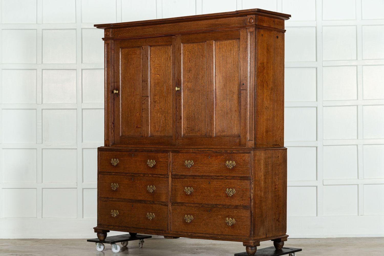 Großer englischer georgianischer Hausmeister-Schrank aus Eiche (Eichenholz) im Angebot