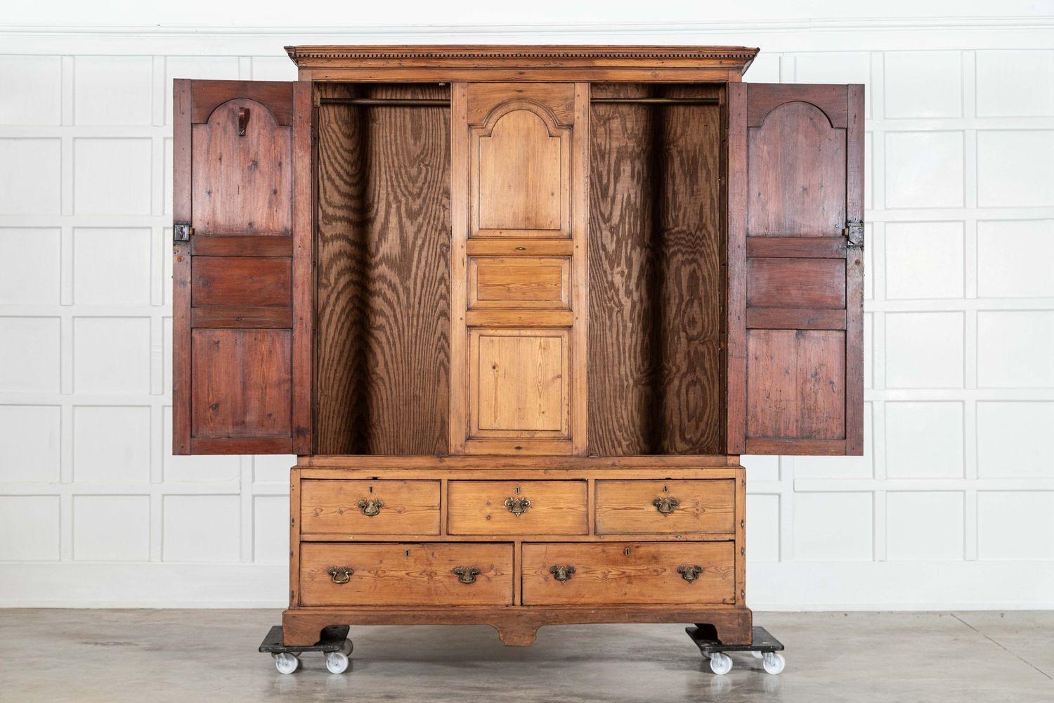 hacia 1790
Gran armario inglés georgiano de pino para ropa blanca
sku 2020
Juntos A168 x P55 x A213 cm
Base Ancho 167 x Fondo 54 x Alto 64 cm
Encimera A168 x P55 x Alt149 cm
Peso 122 kg