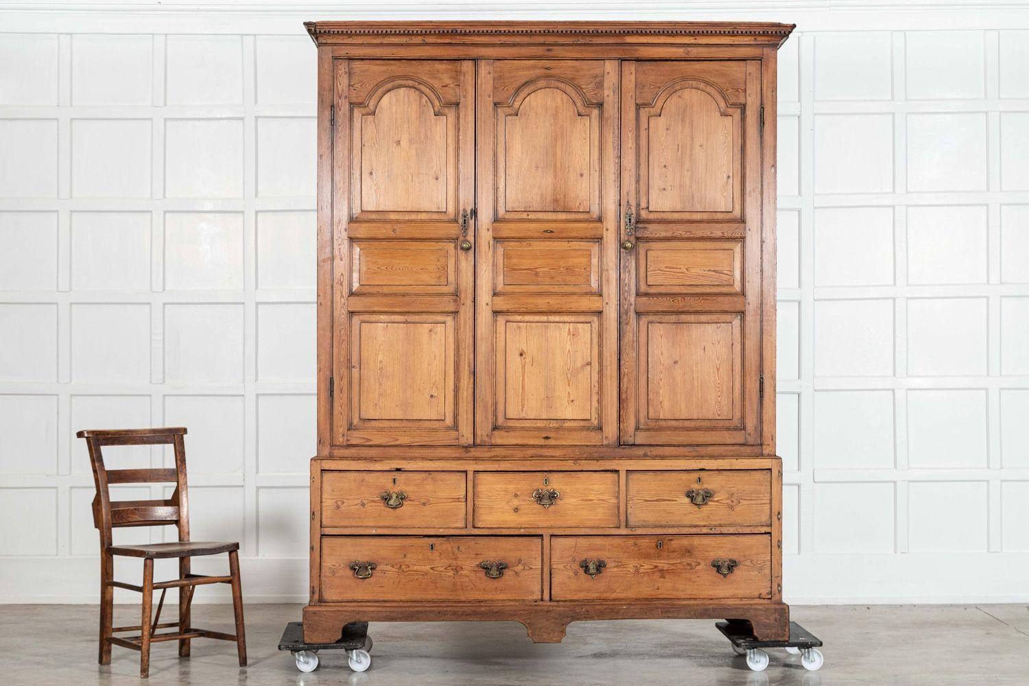 Gran armario inglés georgiano de pino para ropa blanca siglo XVIII y antes en venta