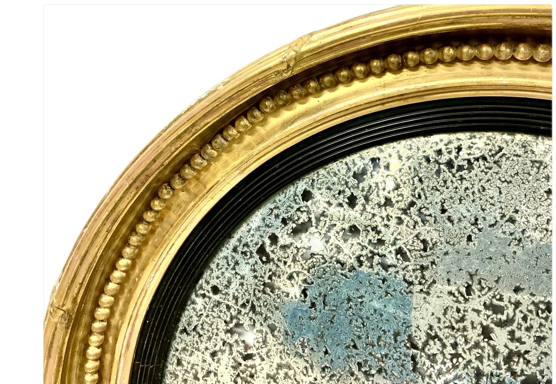 Miroir Grand miroir convexe à œil de bœuf en bois doré anglais, par Charles Nosotti en vente