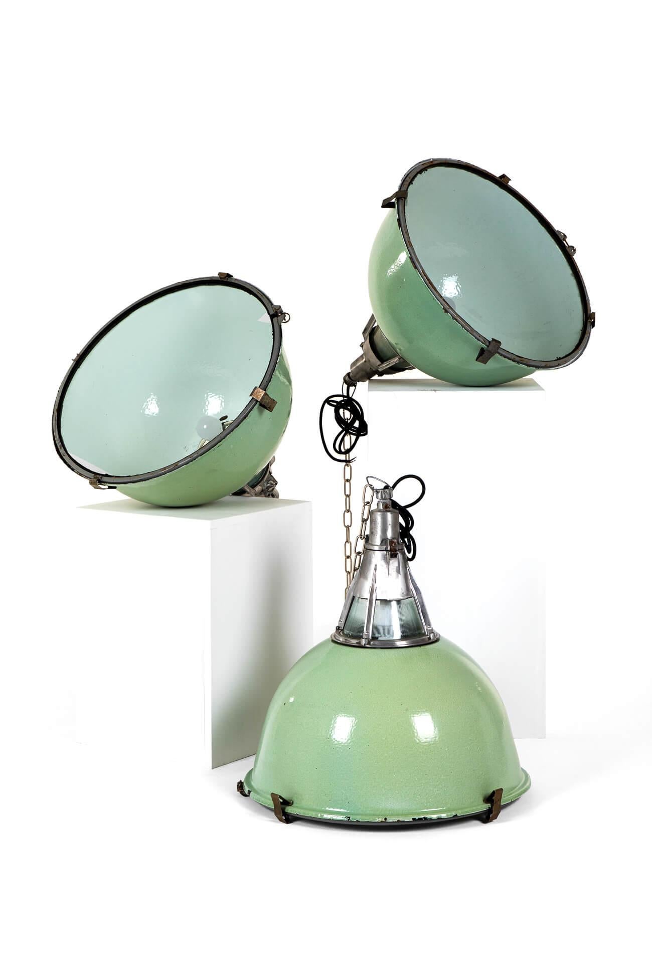 Trio di grandi pendenti industriali in smalto verde con grandi gallerie di vetro ventilato in acciaio lucido.

Il corpo smaltato di dimensioni eccessive è dotato di un vetro temperato per  l'ombra.

Ogni lampada viene fornita con una nuova catena da