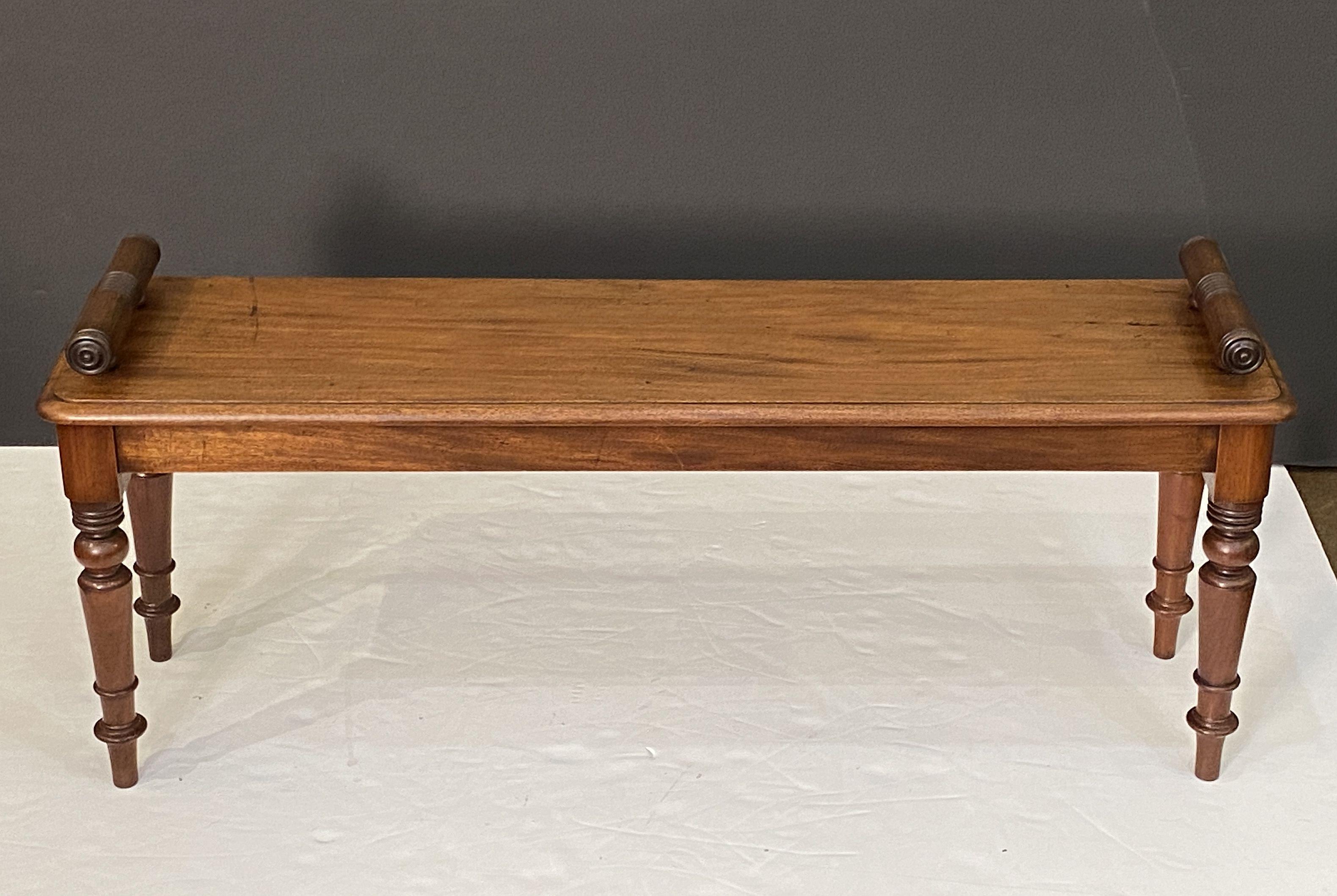 A fine English hall bench or window seat of mahogany from the Edwardian era, featuring turned handles at opposing ends over a long plank seat and set upon four turned legs.

Dimensions:

H 20 1/2 inches
W 47 3/4 inches
D 12 3/4 inches

Seat