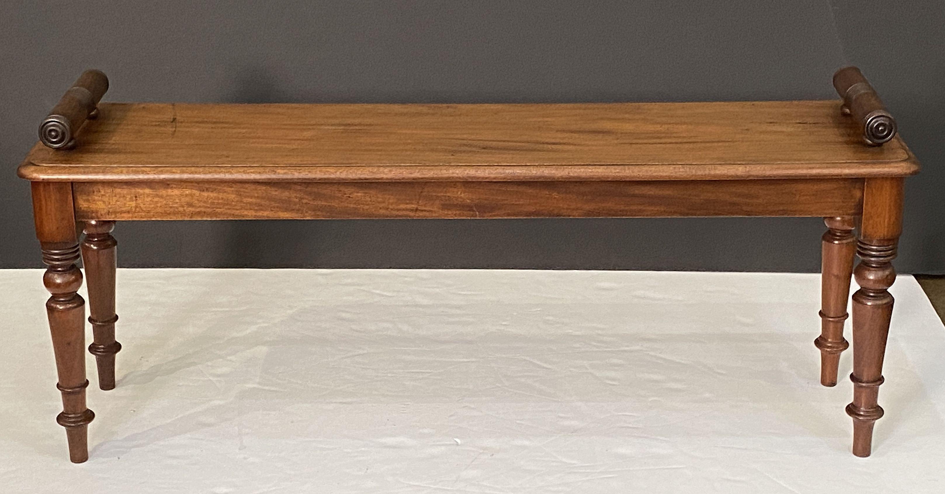 Large English Hall Bench or Window Seat of Mahogany on Turned Legs In Good Condition In Austin, TX