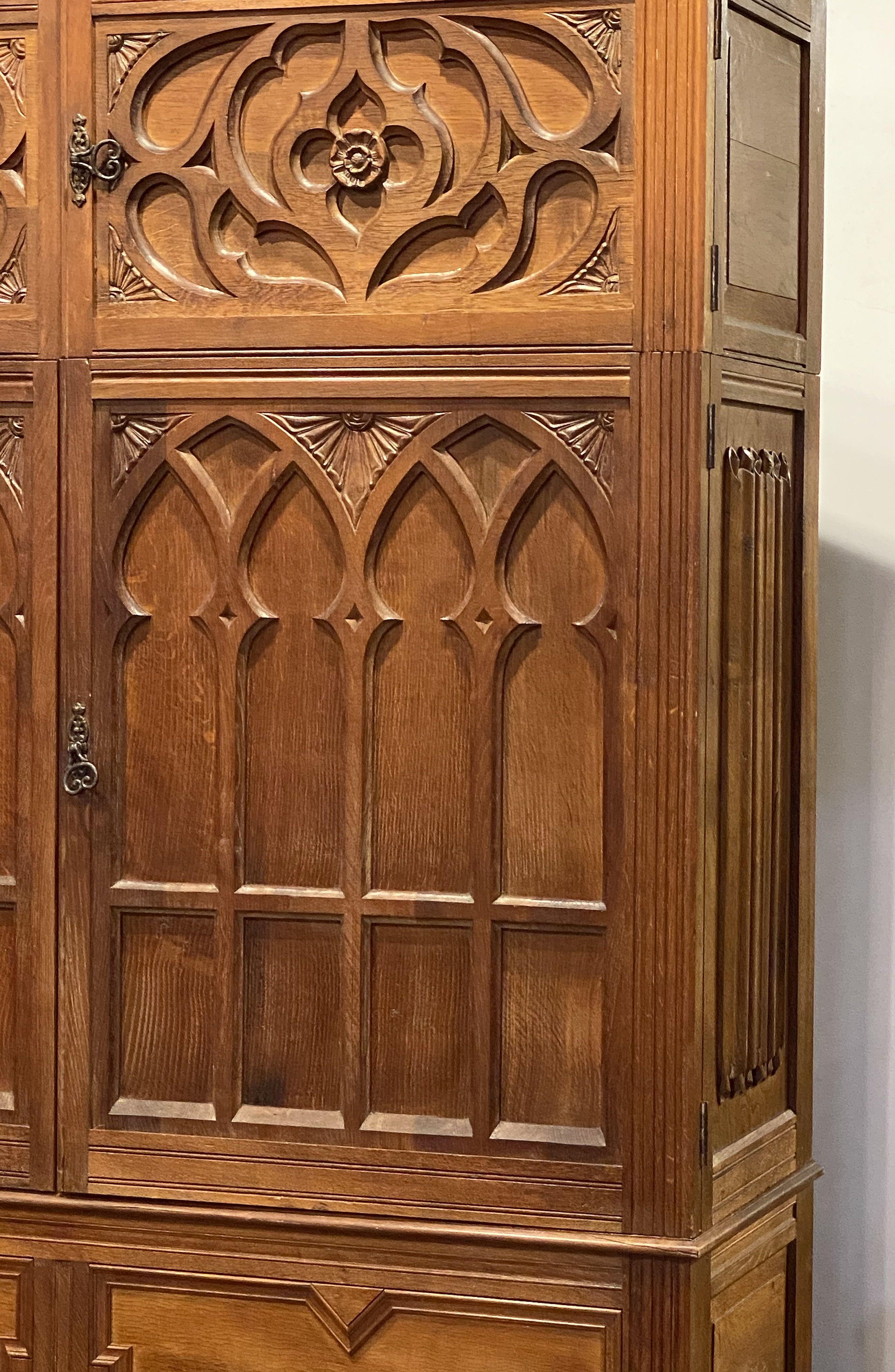 Large English Historical Housekeeper's Cabinet or Cupboard of Oak In Good Condition In Austin, TX