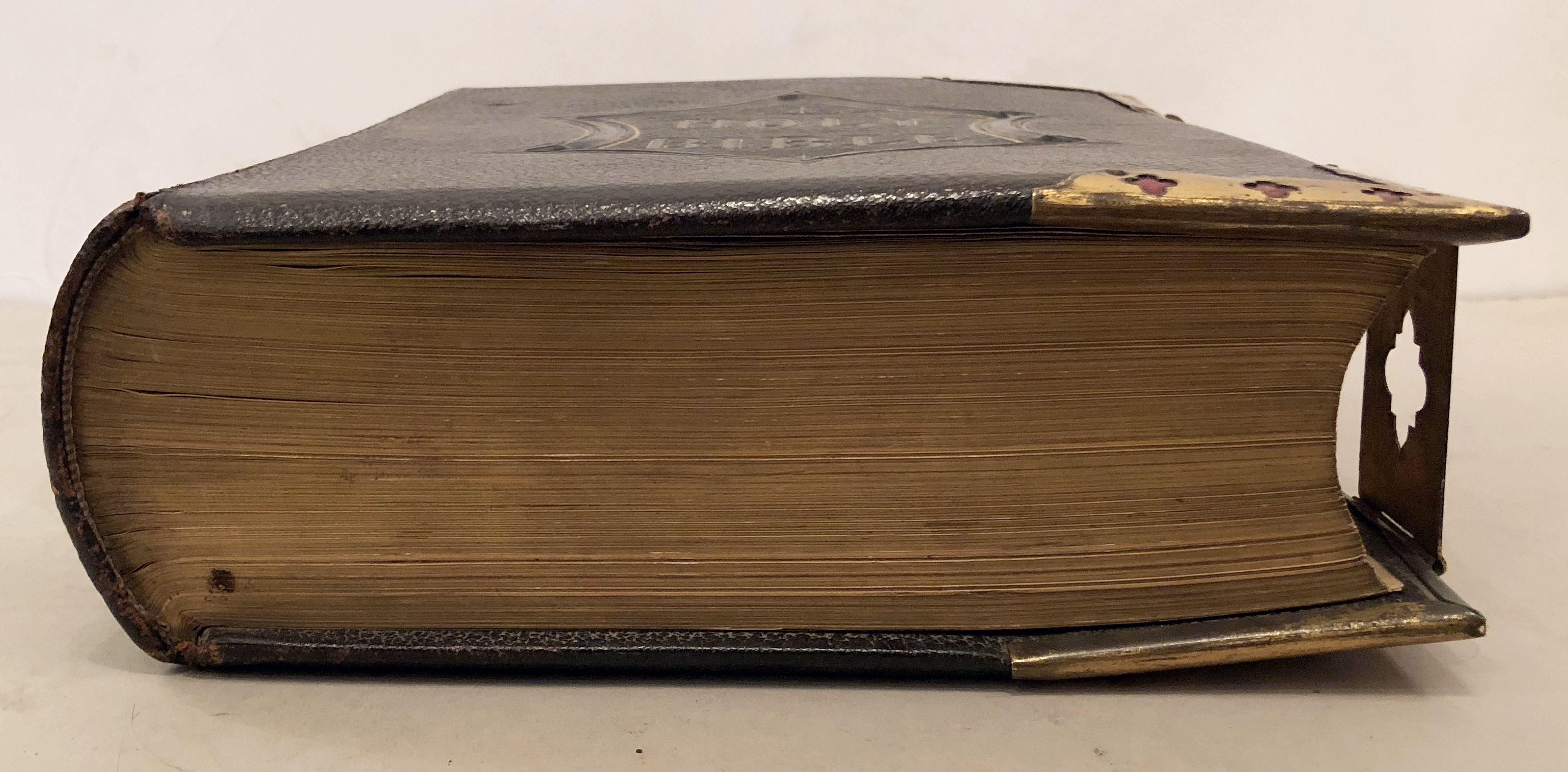 Grande Bible anglaise avec fermoirs du 19ème siècle 4