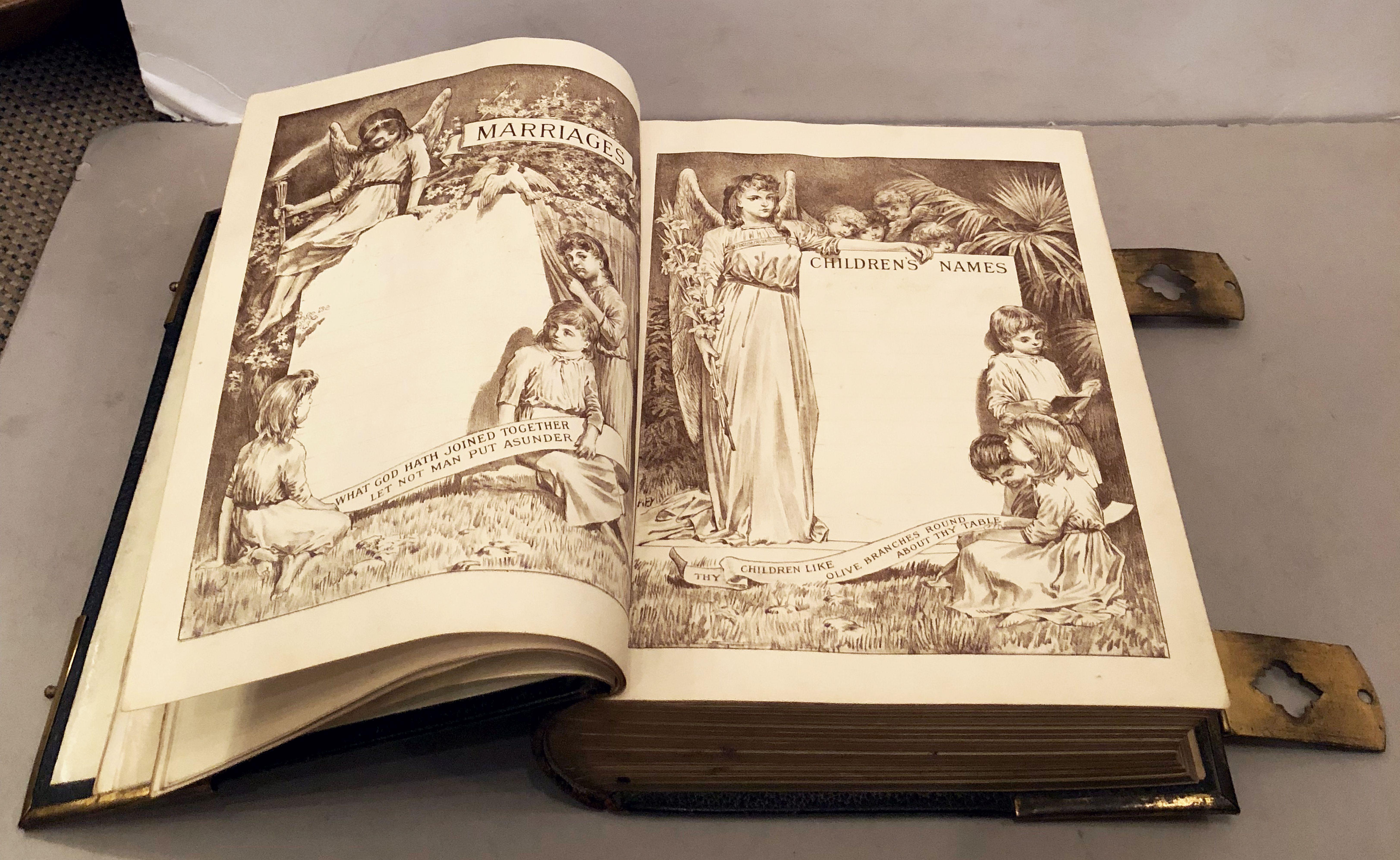 Grande Bible anglaise avec fermoirs du 19ème siècle 6