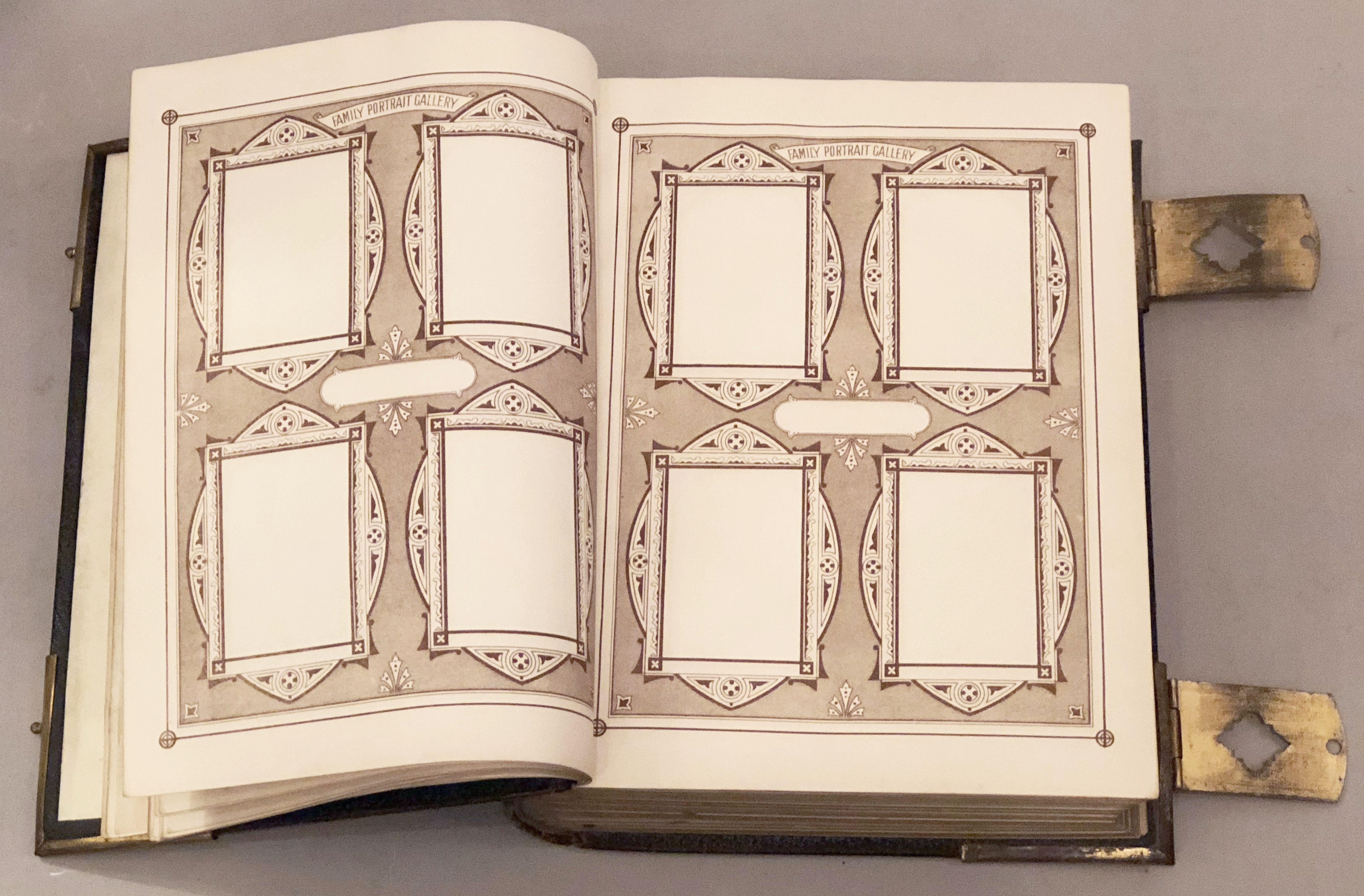 Grande Bible anglaise avec fermoirs du 19ème siècle 8