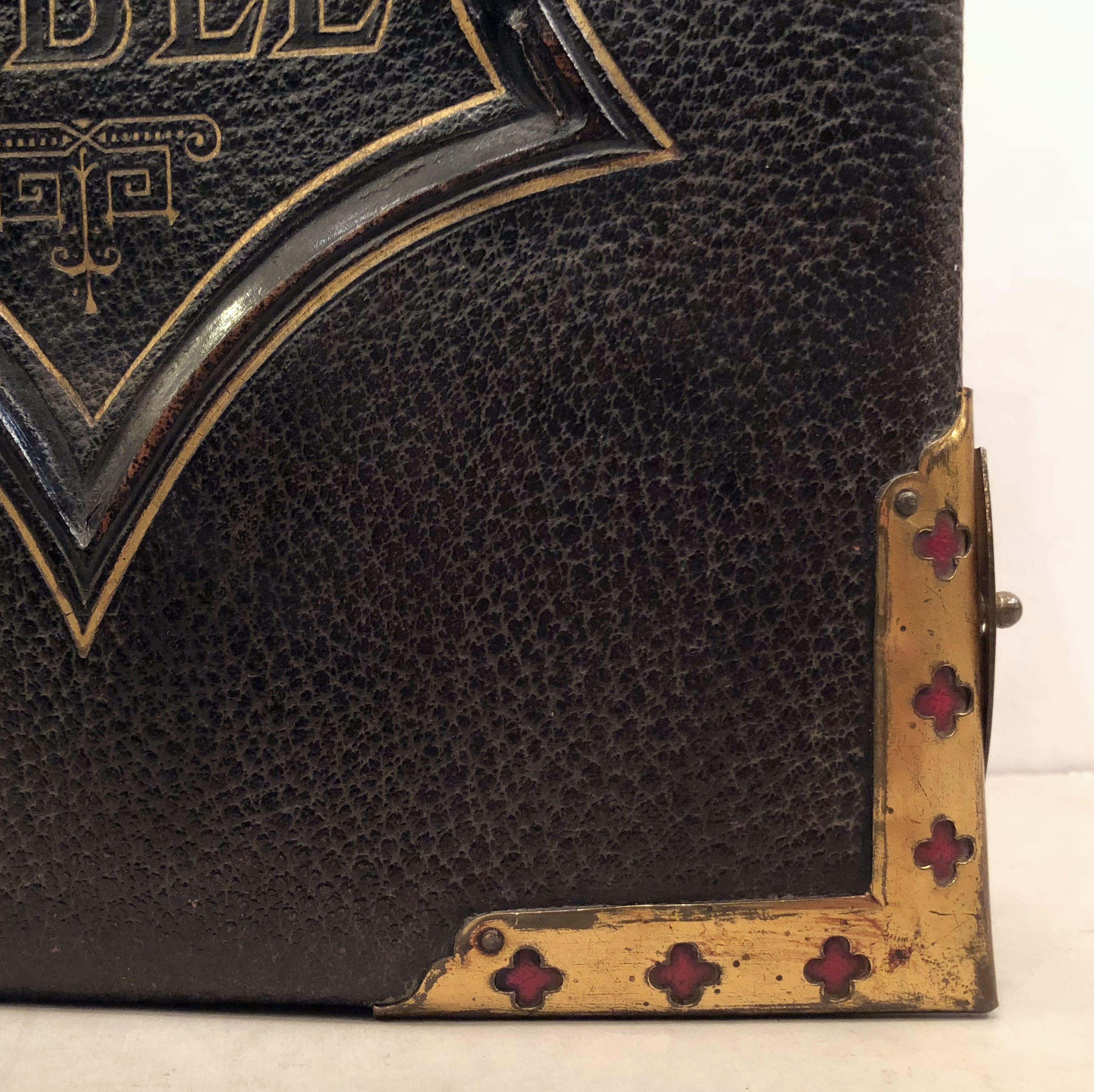 Grande Bible anglaise avec fermoirs du 19ème siècle 11