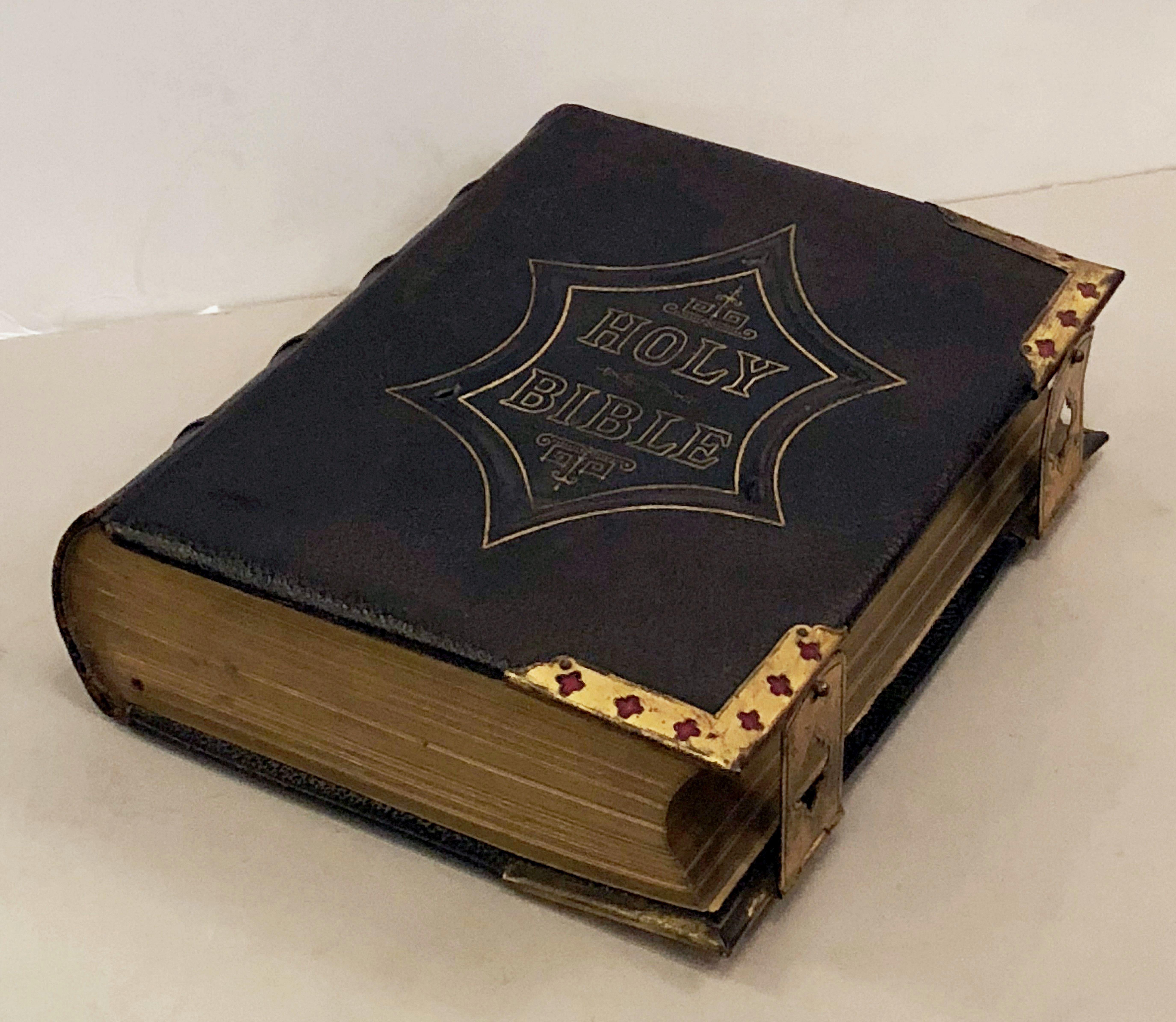 Grande Bible anglaise avec fermoirs du 19ème siècle 12