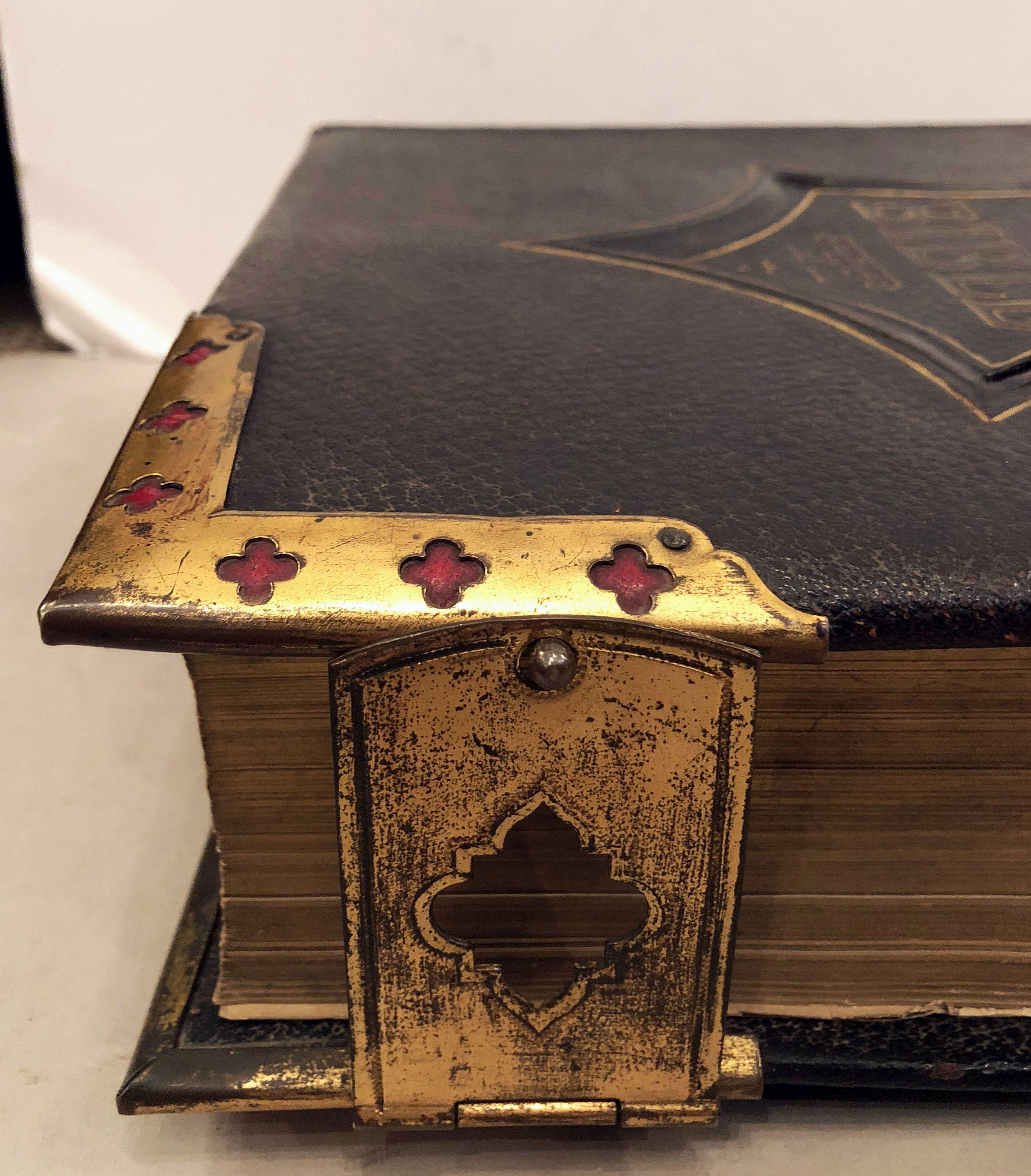 Grande Bible anglaise avec fermoirs du 19ème siècle 13