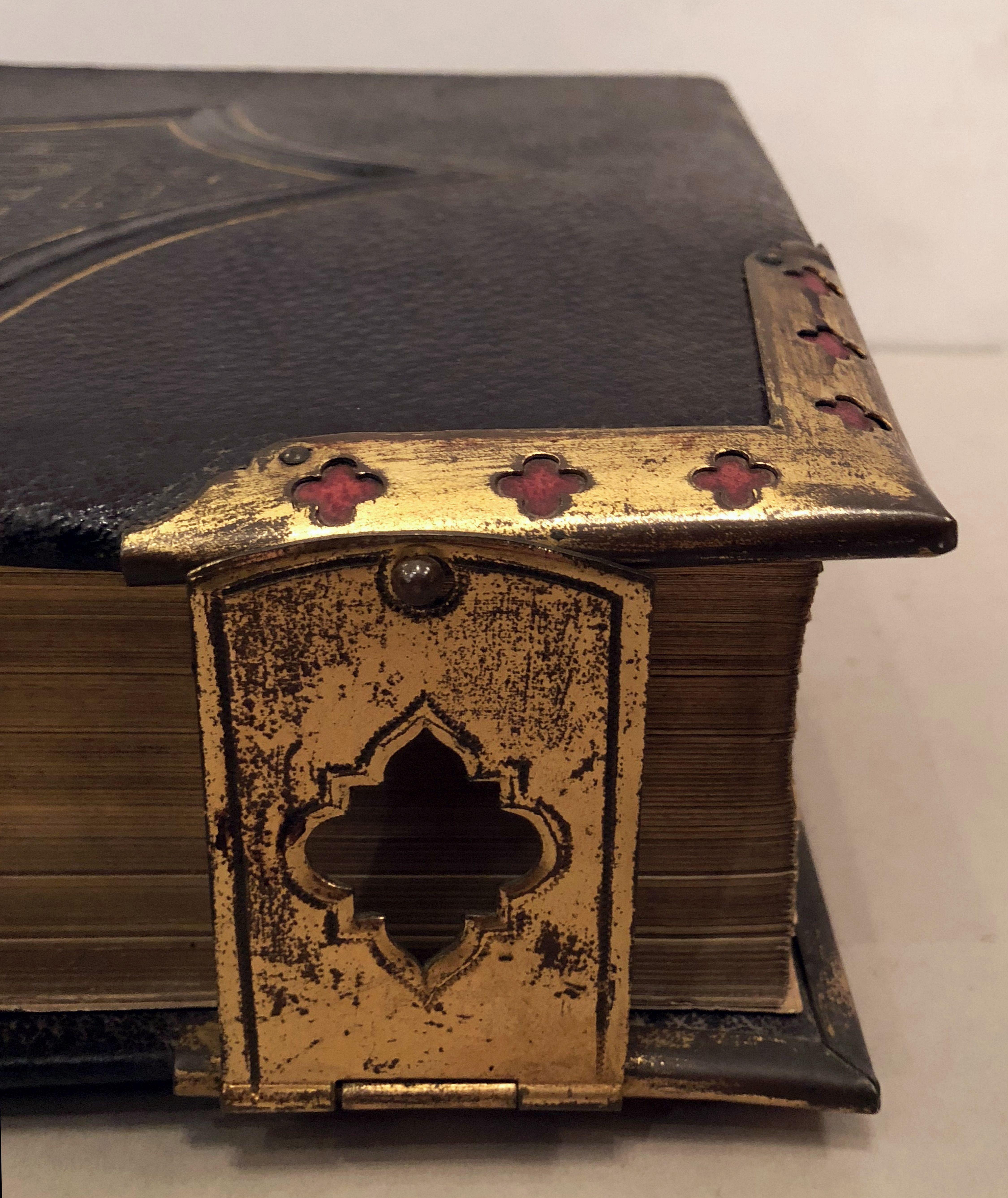 Grande Bible anglaise avec fermoirs du 19ème siècle 14