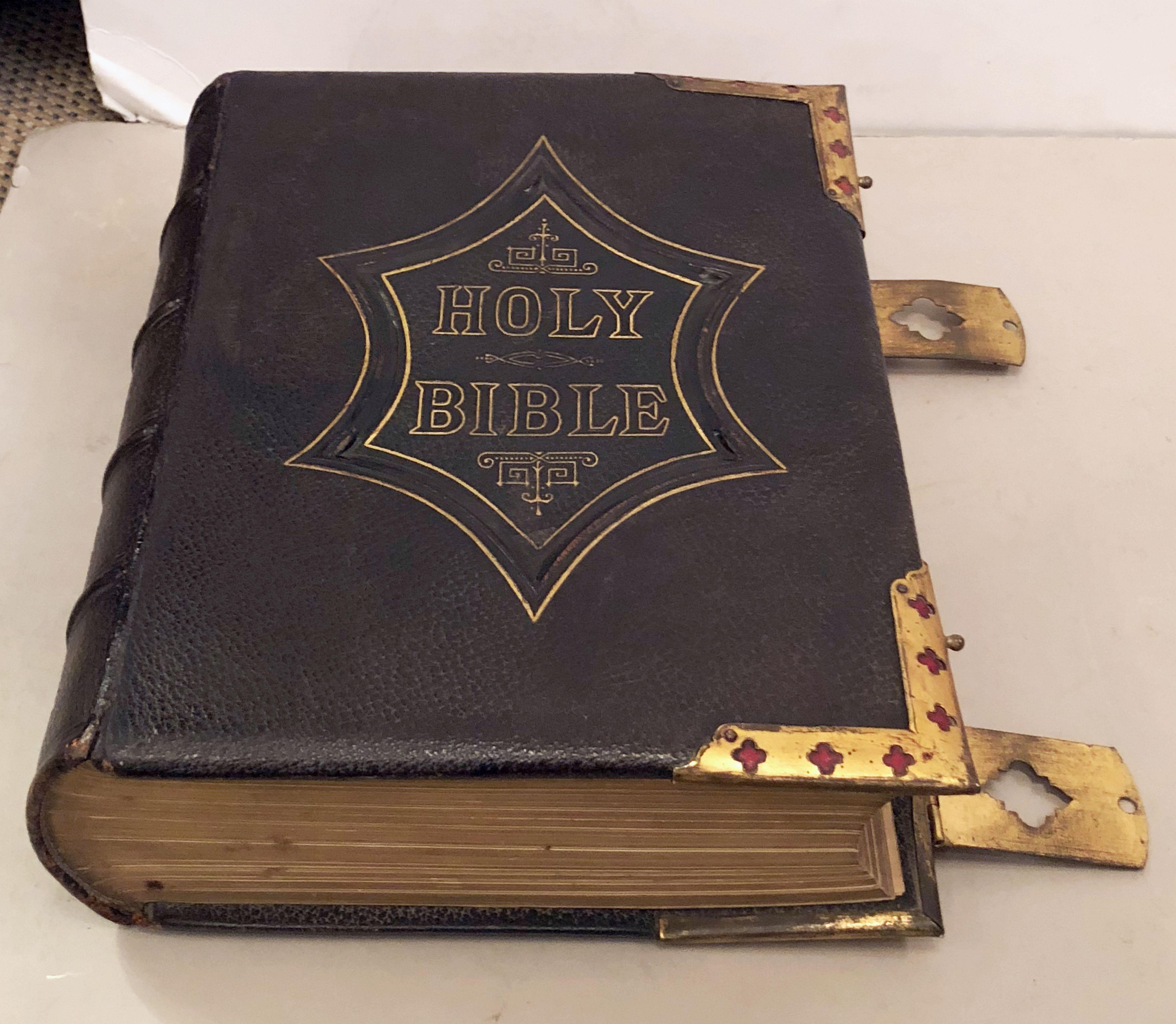 Anglais Grande Bible anglaise avec fermoirs du 19ème siècle