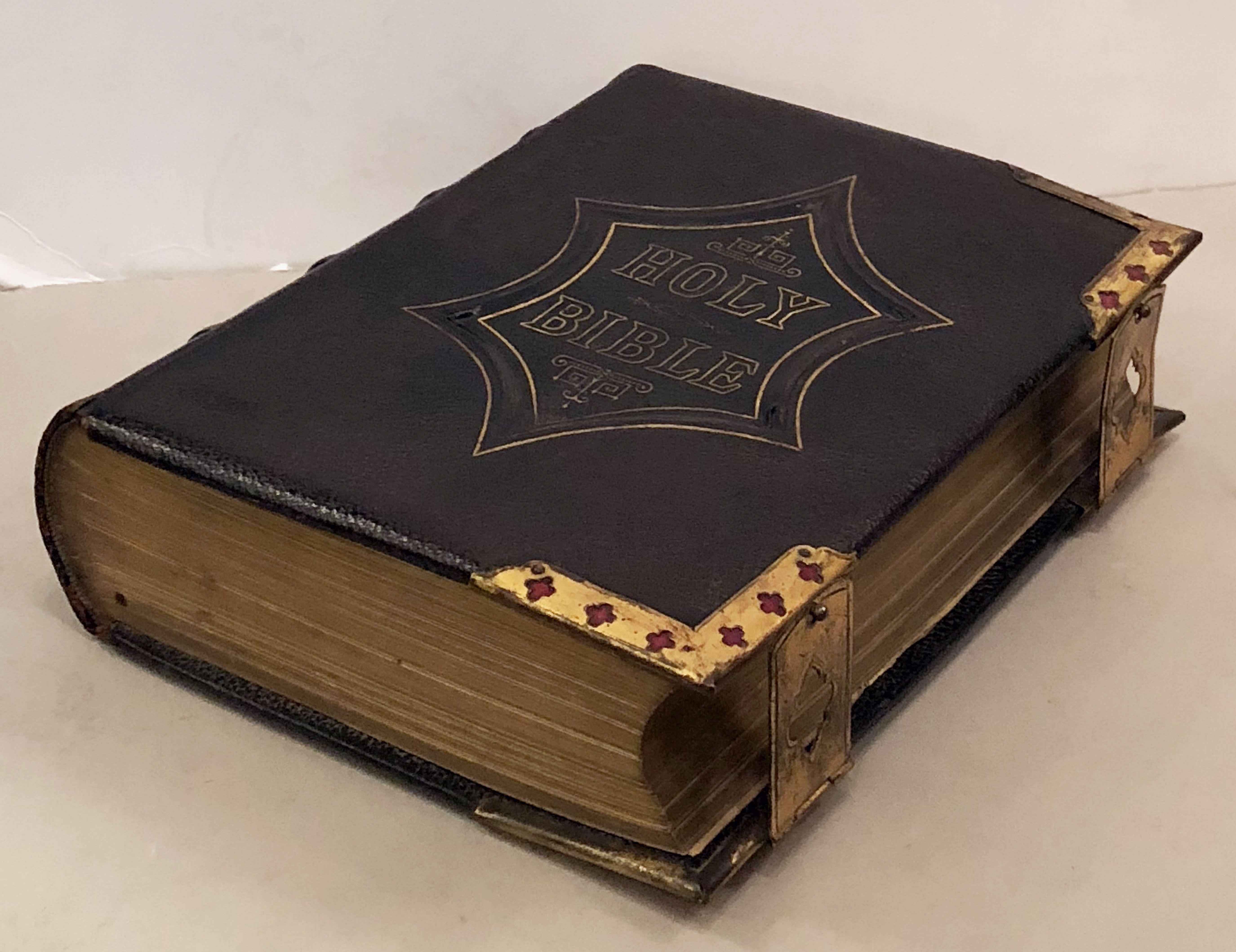 Grande Bible anglaise avec fermoirs du 19ème siècle Bon état à Austin, TX